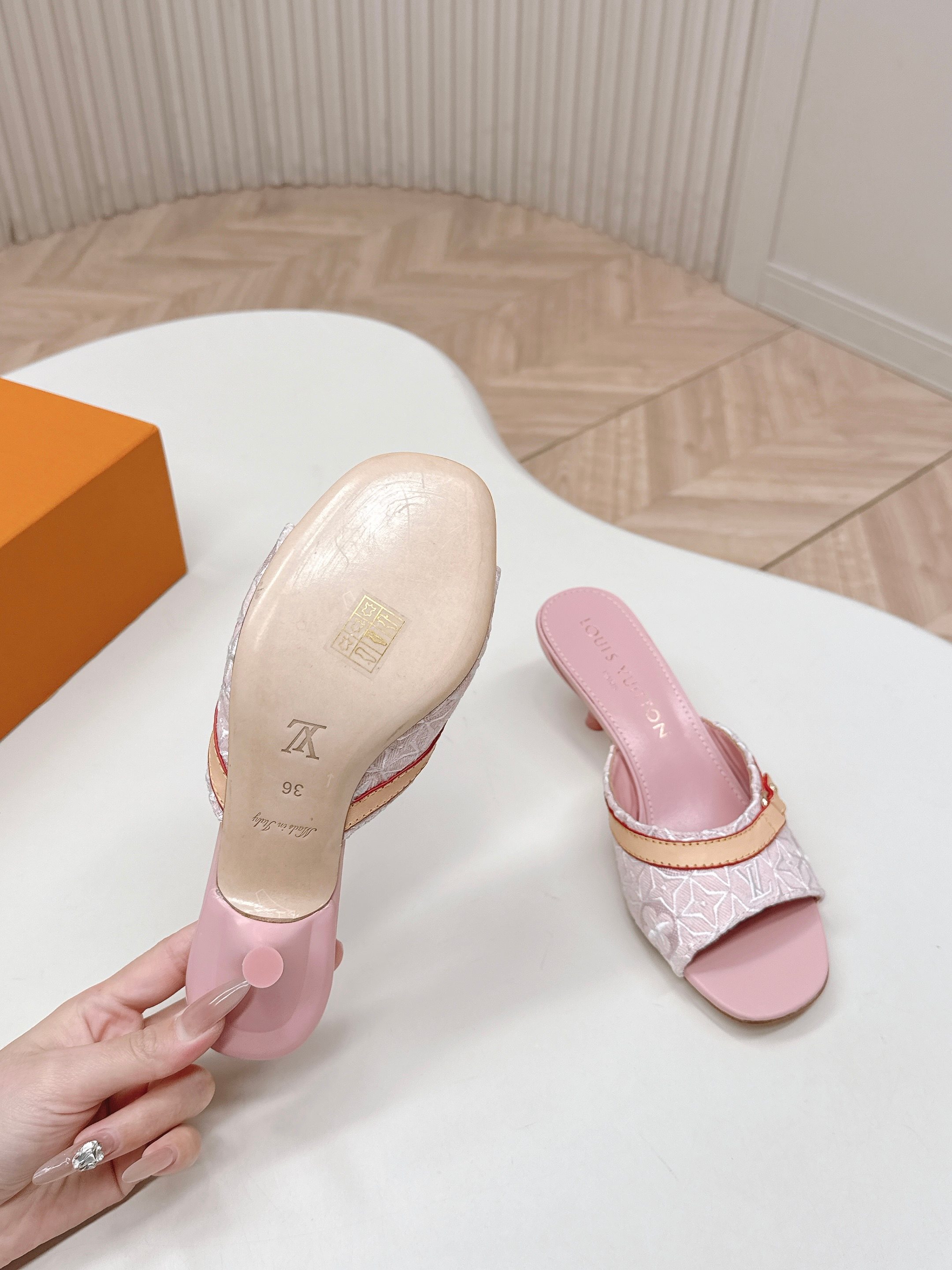 Louis Vuitton 电绣款 LV驴牌 2026系列 春夏新款高跟凉拖鞋 楦型百搭瘦脚yyds 造型立体饱满 上脚舒适 模具饰扣五金