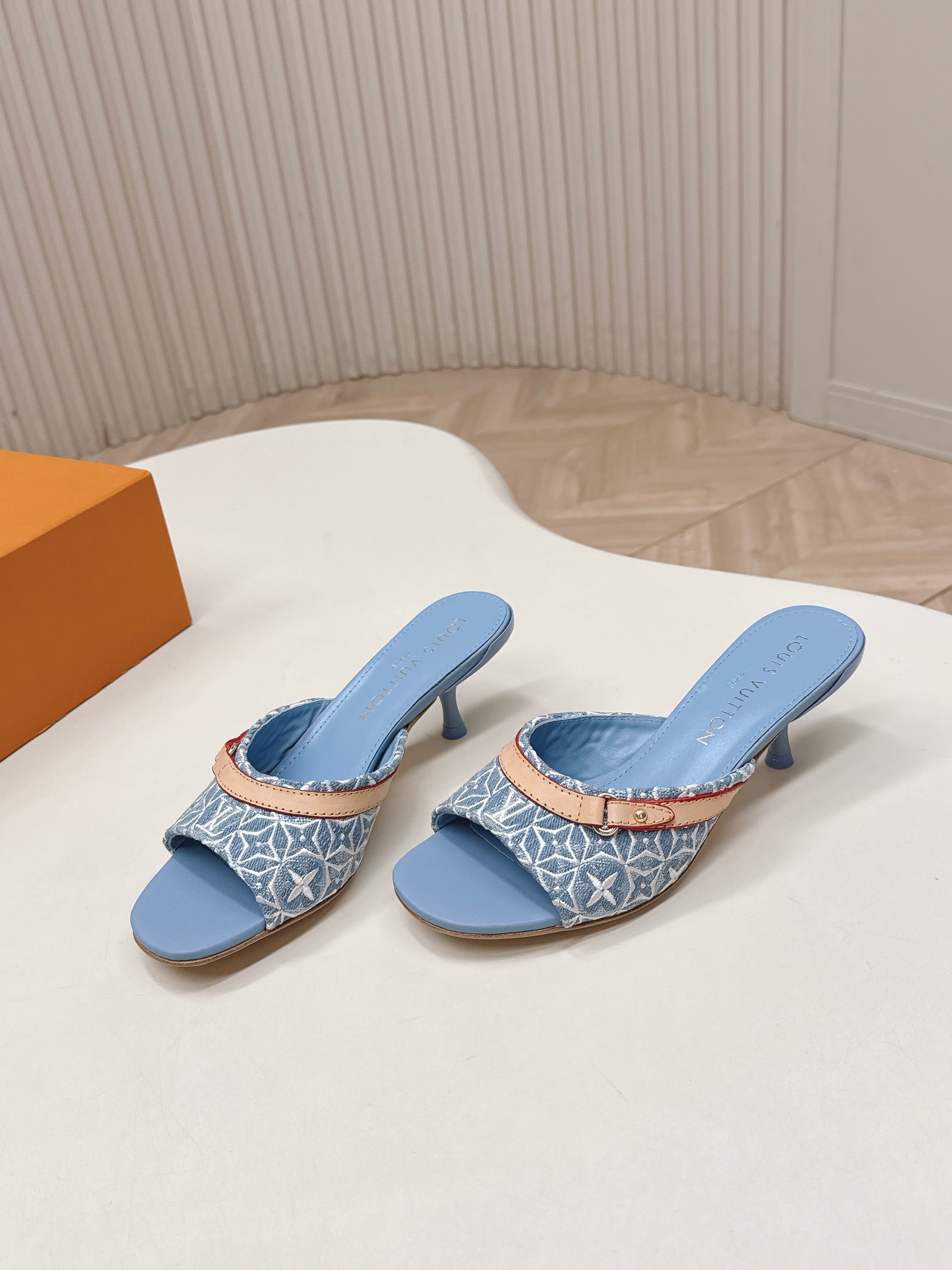 NO:747839,Electric embroidery model comes out of LV Donkey brand 2026 series new high-heeled sandals for spring and summer. Versatile last shape and slim feet yyds. Three-dimensional and full shape, comfortable for the upper foot. Original mold buckle hardware, very retro style, full of aura, original presbyopic design style is very classic, perfect details. Upper cowhide surface. Lining: sheepskin. Outsole: Italian genuine leather outsole. Size: 35-40 41.42 order, slippers, louis.  vuitton,louis vuitton,slippers,cowhide,sheepskin,leather soles19860909电绣款 出LV驴牌 2026系列 春夏新款高跟凉拖鞋 楦型百搭瘦脚yyds.造型立体饱满 上脚舒适 原版模具饰扣五金,非常复古风、气场十足,原版老花设计风格非常经典 细节完美  鞋面牛皮面 内里: 羊皮 大底:意大利真皮大底 Size: 35-40 41.42订,拖鞋,louis vuitton,louis vuitton,slippers,cowhide,sheepskin,Leather soles,Women's Shoes