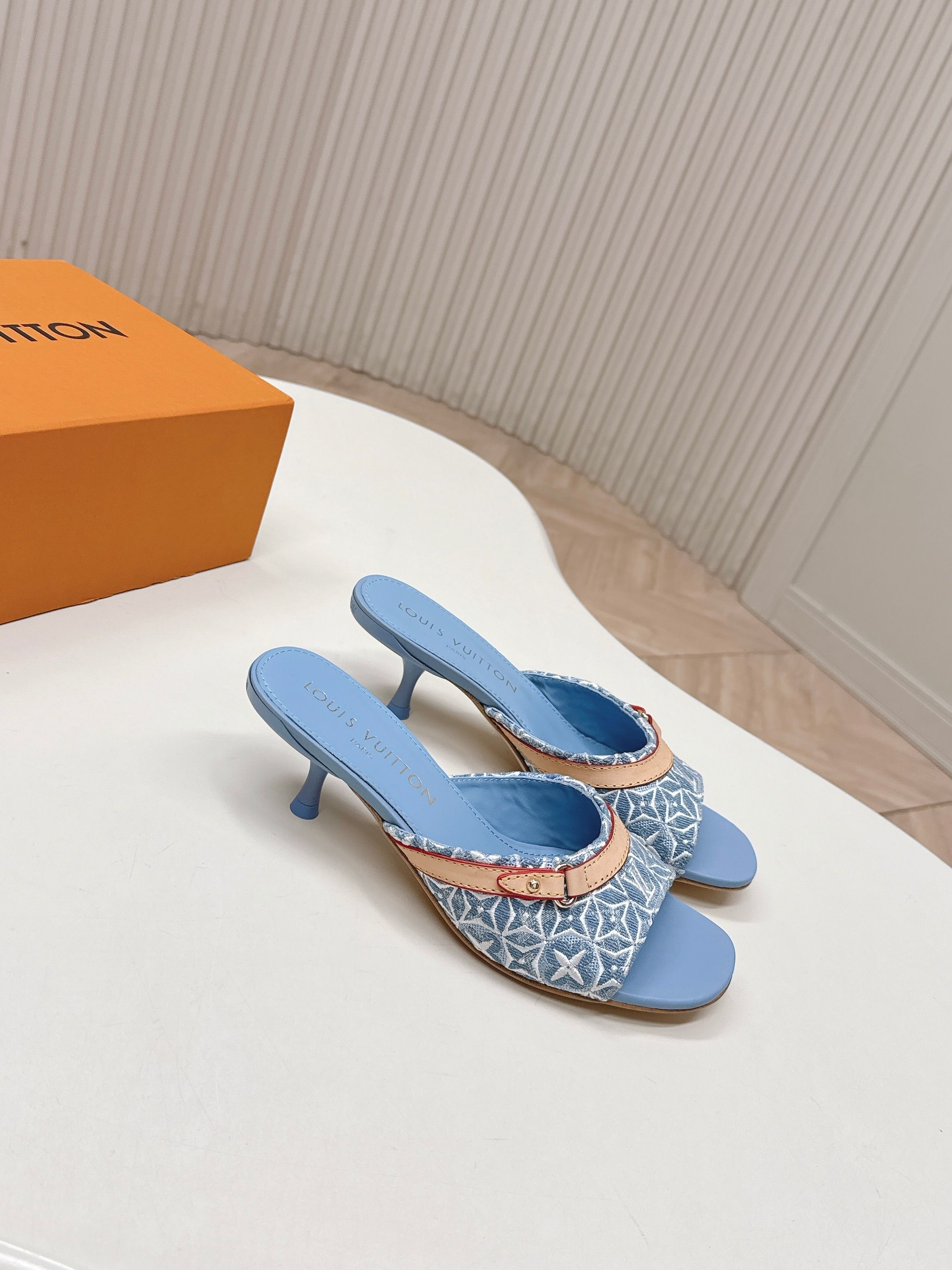 Louis Vuitton 电绣款 LV驴牌 2026系列 春夏新款高跟凉拖鞋 楦型百搭瘦脚yyds 造型立体饱满 上脚舒适 模具饰扣五金