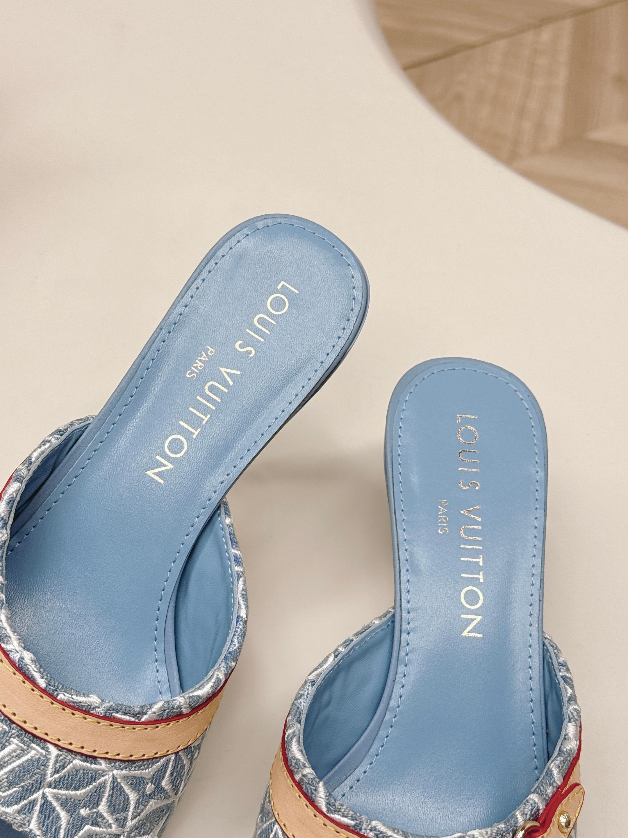Louis Vuitton 电绣款 LV驴牌 2026系列 春夏新款高跟凉拖鞋 楦型百搭瘦脚yyds 造型立体饱满 上脚舒适 模具饰扣五金