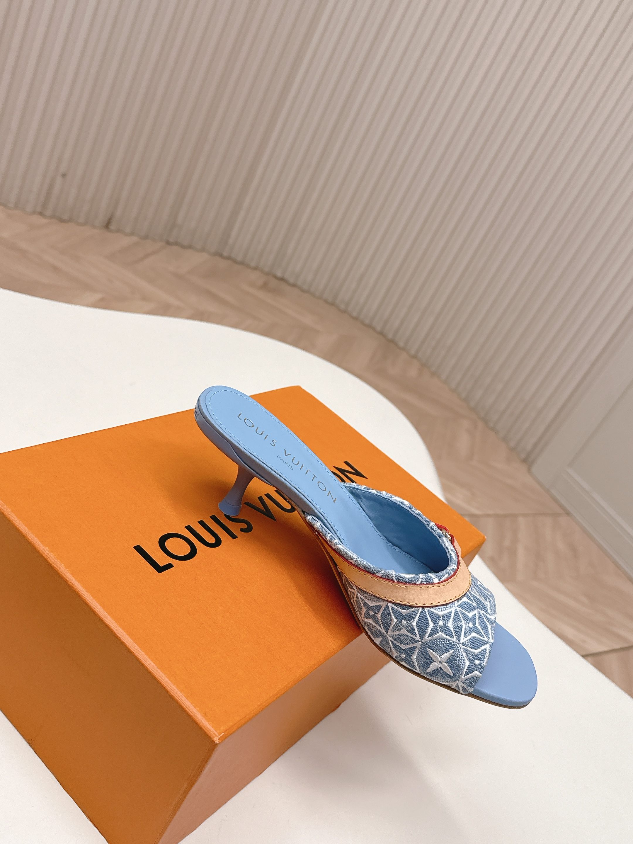 Louis Vuitton 电绣款 LV驴牌 2026系列 春夏新款高跟凉拖鞋 楦型百搭瘦脚yyds 造型立体饱满 上脚舒适 模具饰扣五金