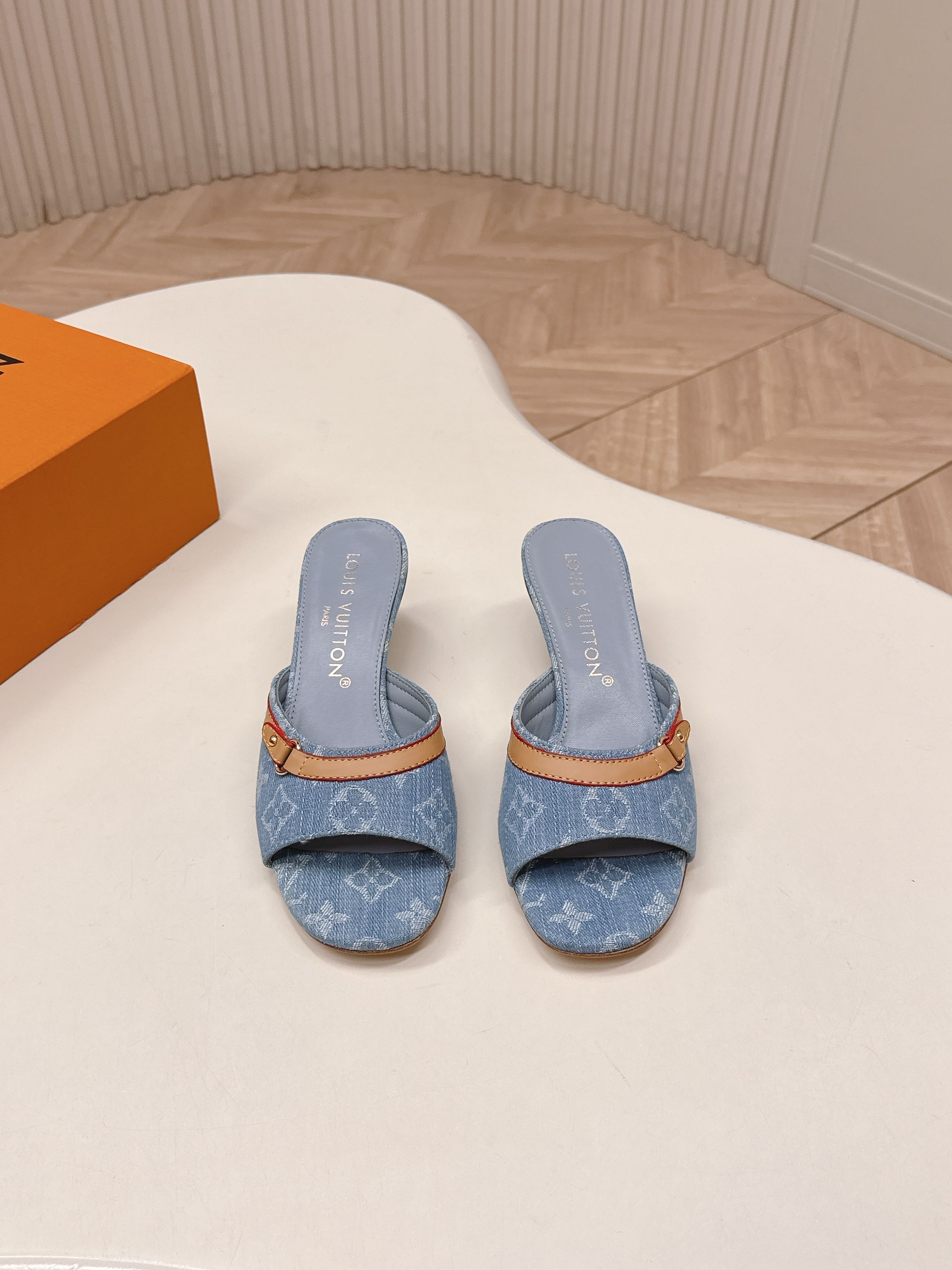 NO:747792,Denim 5.5cm from LV Donkey brand 2026 series new high-heeled sandals for spring and summer. Versatile last shape for slim feet yyds. Three-dimensional and full shape. Comfortable for the upper foot. Original mold buckle hardware, very retro style and full of aura. The original presbyopic design style is very classic. Perfect details. Upper cowhide. Lining: Sheepskin. Outsole: Italian leather outsole. Size: 35-40 41.42 order, slippers, louis  vuitton,louis vuitton,slippers,cowhide,sheepskin,leather soles19860909牛仔布5.5cm 出LV驴牌 2026系列 春夏新款高跟凉拖鞋 楦型百搭瘦脚yyds.造型立体饱满 上脚舒适 原版模具饰扣五金,非常复古风、气场十足,原版老花设计风格非常经典 细节完美  鞋面牛皮面 内里: 羊皮 大底:意大利真皮大底 Size: 35-40 41.42订,拖鞋,louis vuitton,louis vuitton,slippers,cowhide,sheepskin,Leather soles,Women's Shoes