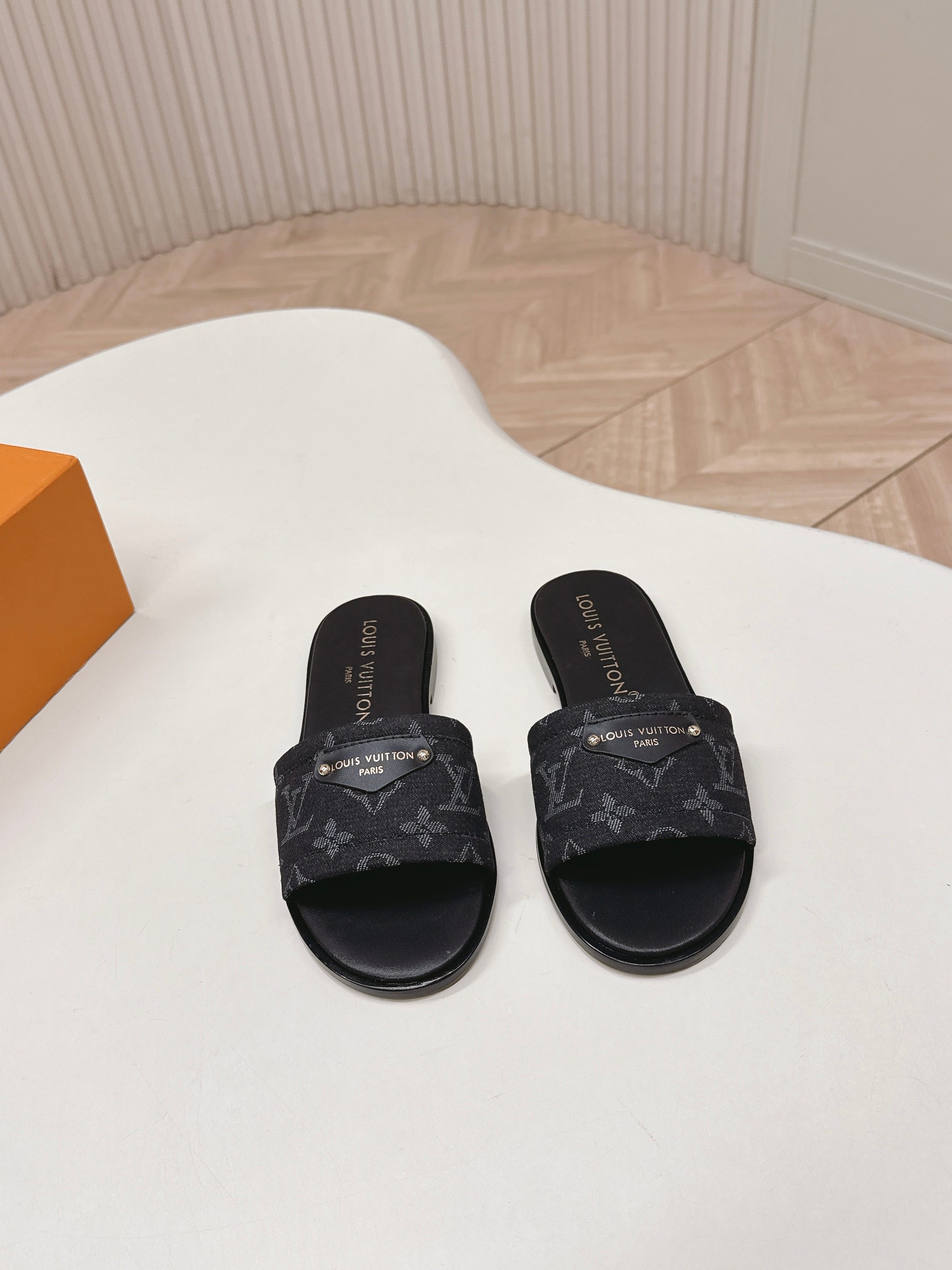 NO:747796,Denim flat bottom from LV Donkey brand 2026 series new high-heeled sandals and slippers for spring and summer. Last type is versatile and slim feet yyds. Three-dimensional and full shape, comfortable on the foot. Original mold buckle hardware, very retro style, full of aura, original presbyopic design style is very classic, perfect details. Upper cowhide surface. Lining: sheepskin. Outsole: Italian genuine leather outsole. Size: 35-40 41.42 order, slippers, louis.  vuitton,louis vuitton,slippers,cowhide,sheepskin,leather soles19860909牛仔布平底 出LV驴牌 2026系列 春夏新款高跟凉拖鞋 楦型百搭瘦脚yyds.造型立体饱满 上脚舒适 原版模具饰扣五金,非常复古风、气场十足,原版老花设计风格非常经典 细节完美  鞋面牛皮面 内里: 羊皮 大底:意大利真皮大底 Size: 35-40 41.42订,拖鞋,louis vuitton,louis vuitton,slippers,cowhide,sheepskin,Leather soles,Women's Shoes