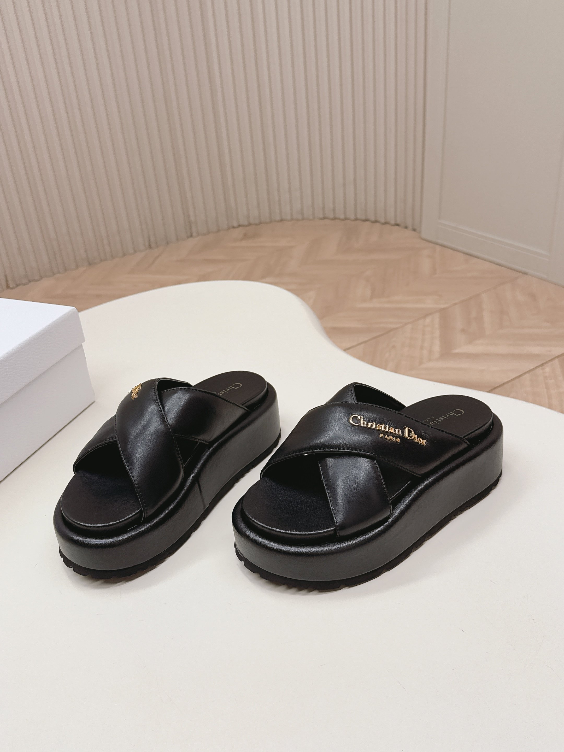 Dior Dior 迪奥2026春夏新款 一字带拖鞋凉鞋 简单大方‘低调奢华