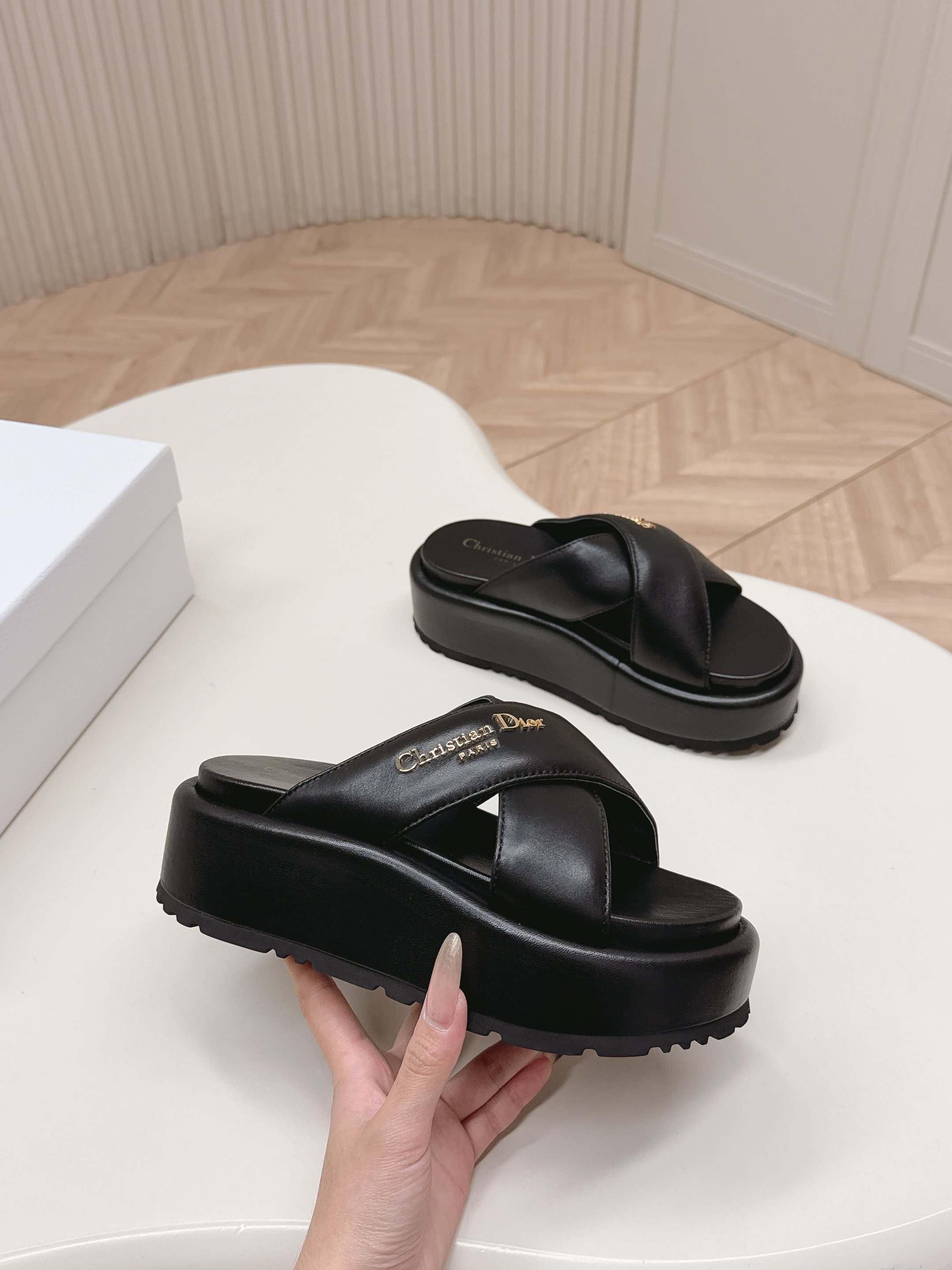 Dior Dior 迪奥2026春夏新款 一字带拖鞋凉鞋 简单大方‘低调奢华