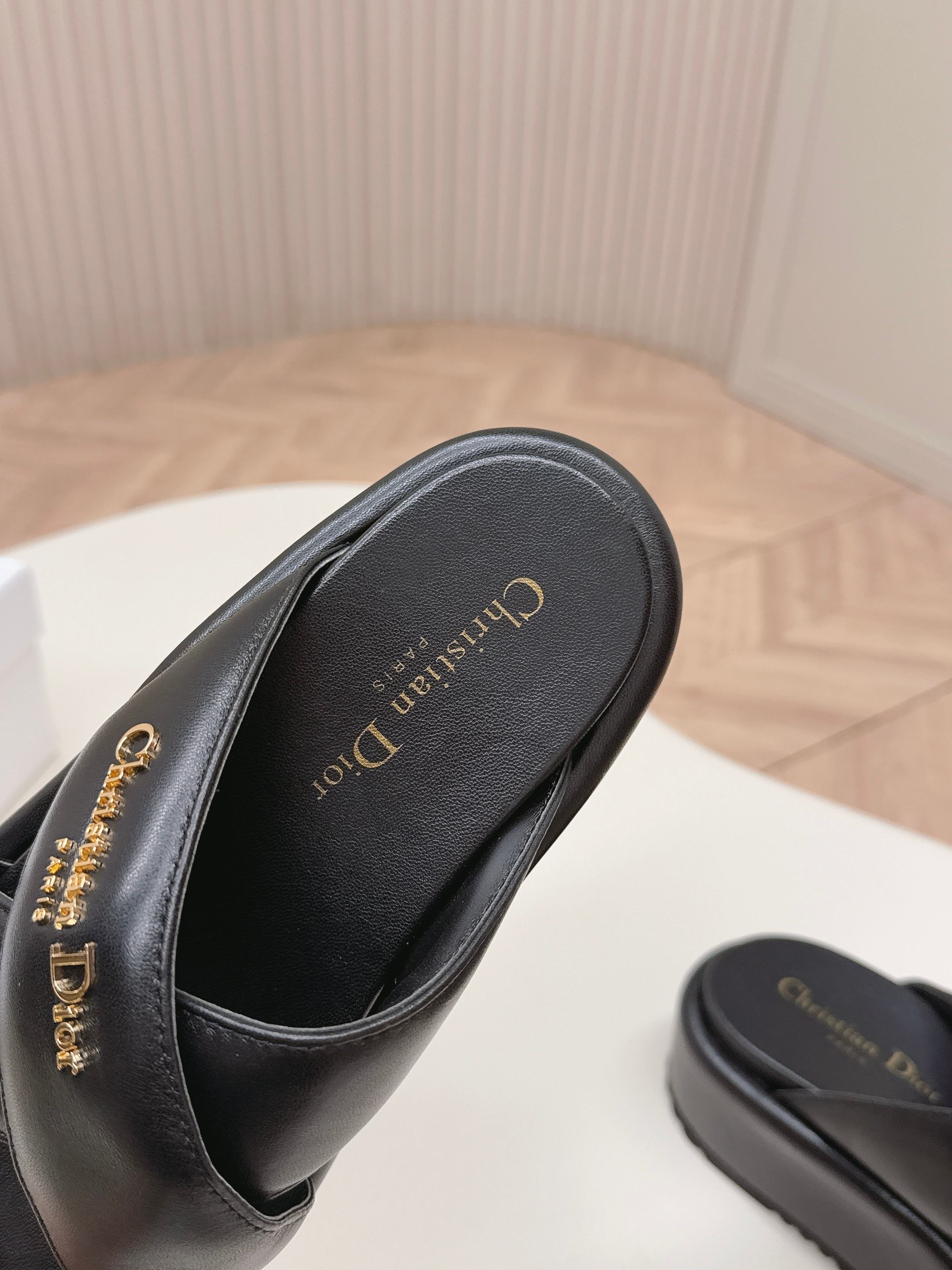 Dior Dior 迪奥2026春夏新款 一字带拖鞋凉鞋 简单大方‘低调奢华