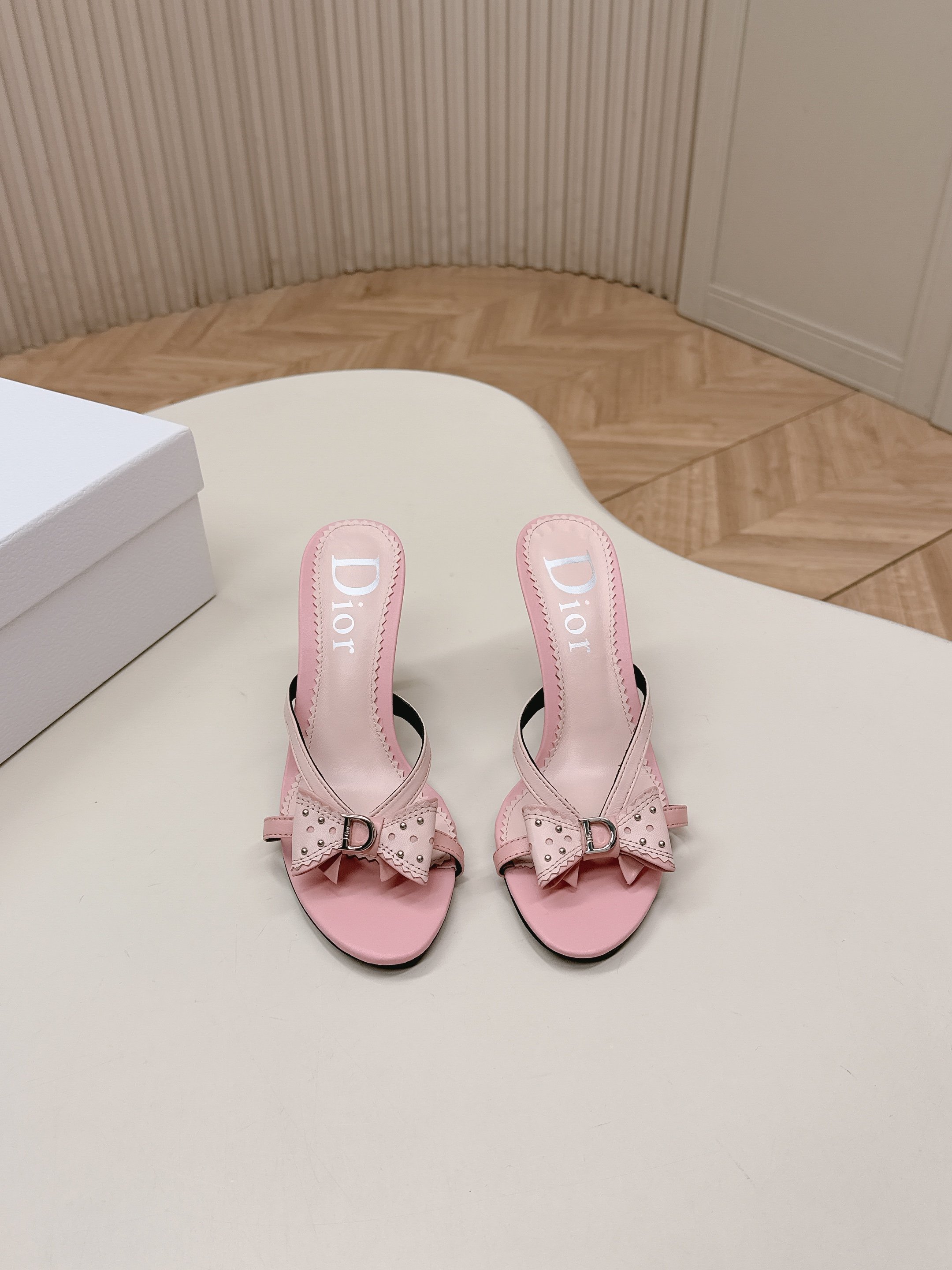 NO:747790,Dior Dior pirate series bow high-heeled sandals and slippers. The last shape is versatile and slims the feet. The shape is three-dimensional and full, and the upper foot is comfortable. The original mold buckle hardware is very medieval and full of aura. The original bow design style is very retro and classic. Perfect details. Upper cowhide. Lining: sheepskin. Outsole: Italian leather outsole. Size: 35-40.  Order 41.42, high heels and slippers, dior, dior, sandals, high heels, slippers, cowhide, sheepskin, Leather soles19860909出Dior 迪奥 海盗爷系列蝴蝶结高跟凉鞋拖鞋 楦型百搭瘦脚yyds.造型立体饱满 上脚舒适 原版模具饰扣五金,非常中古风、气场十足,原版蝴蝶结设计风格非常复古经典 细节完美  鞋面牛皮 内里: 羊皮 大底:意大利真皮大底 Size: 35-40 41.42订,高跟鞋拖鞋,dior,dior,sandals,high heels,slippers,cowhide,sheepskin,Leather soles,Women's Shoes