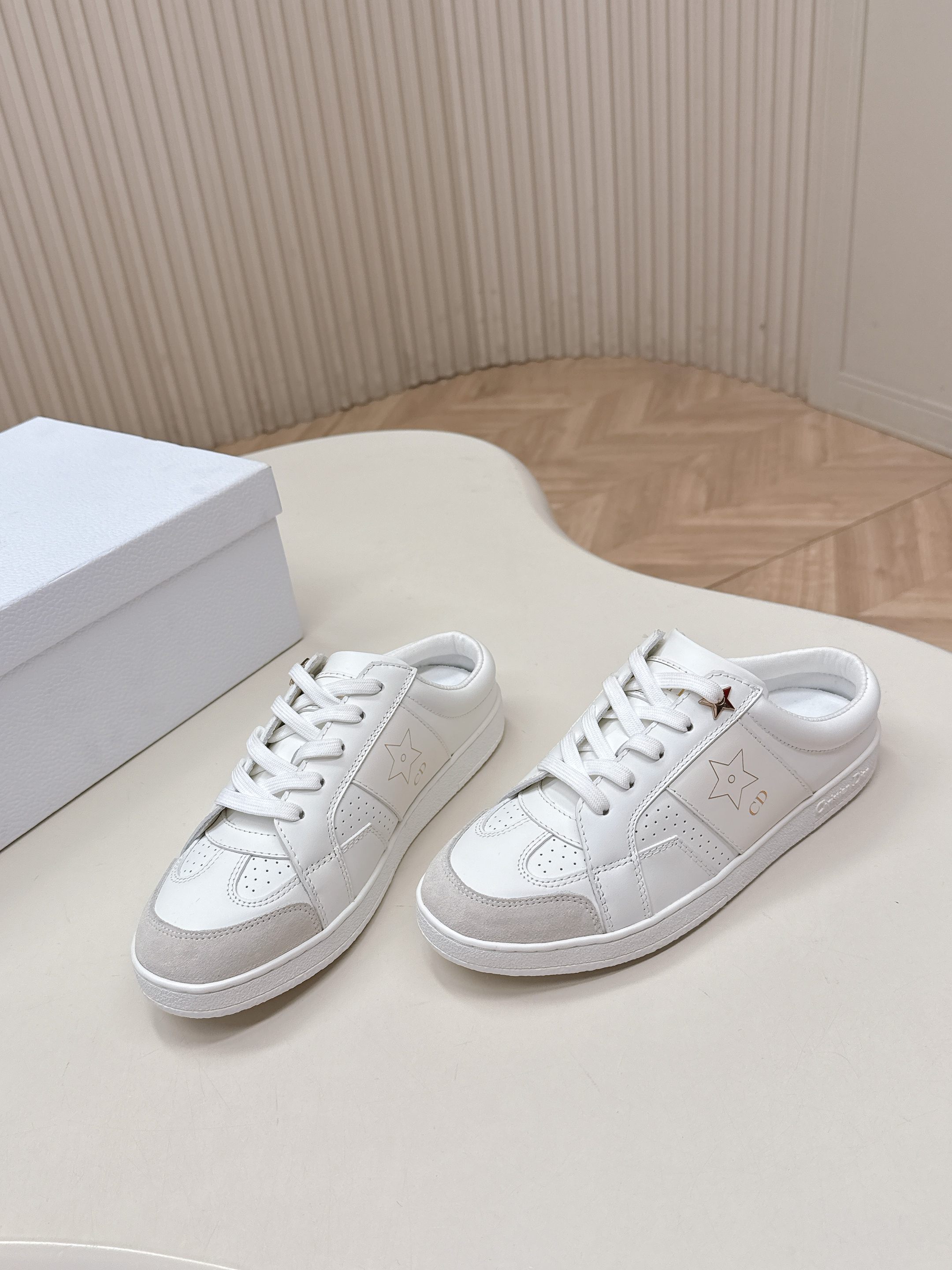 Dior Dior 迪奥 26春夏新款 星星 系列小白鞋 拖鞋半拖 高级优雅温柔随心所欲 ～ 上脚 无敌 舒服 厚底显瘦增高更彰显气质