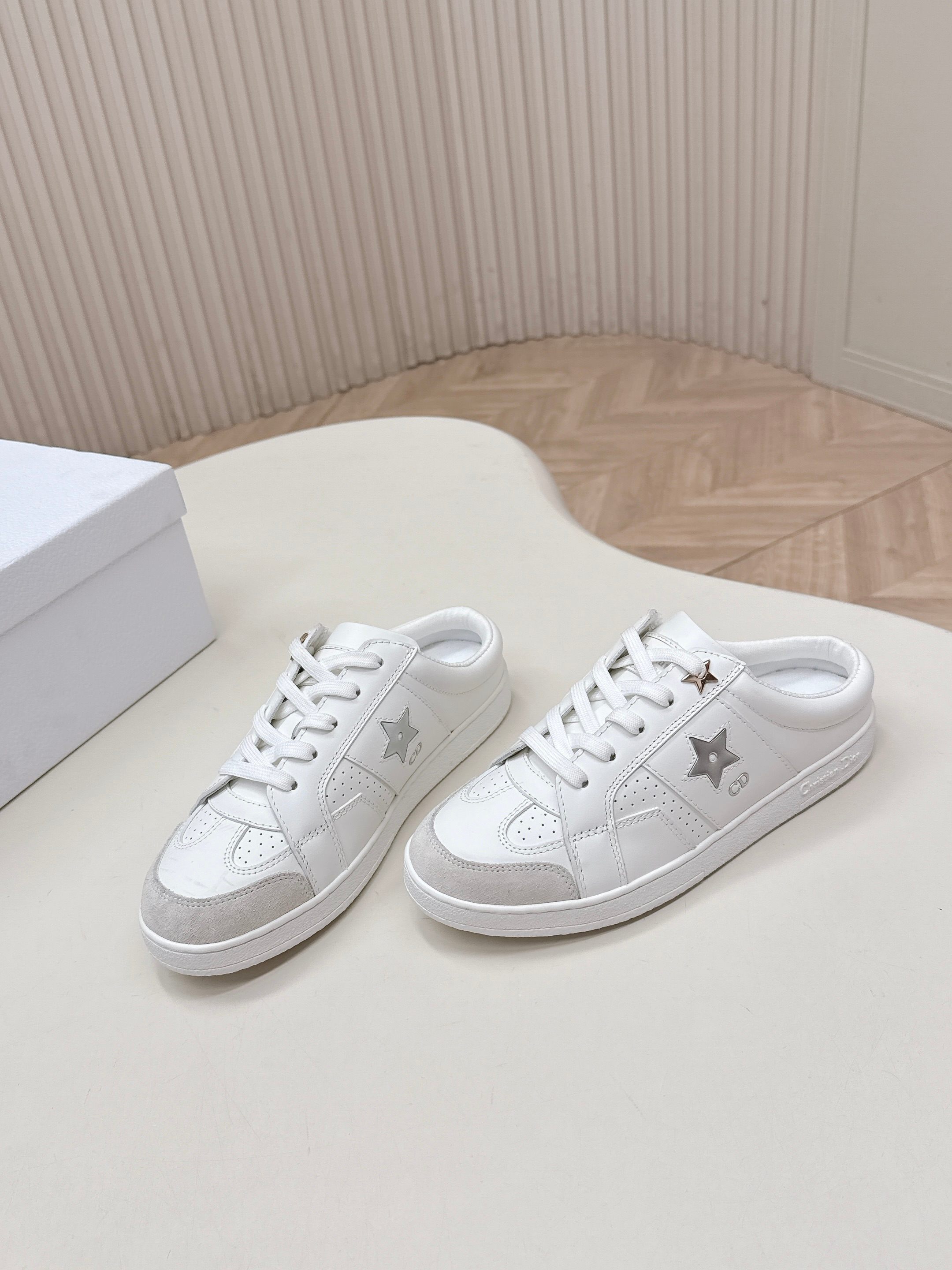 Dior Dior 迪奥 26春夏新款 星星 系列小白鞋 拖鞋半拖 高级优雅温柔随心所欲 ～ 上脚 无敌 舒服 厚底显瘦增高更彰显气质