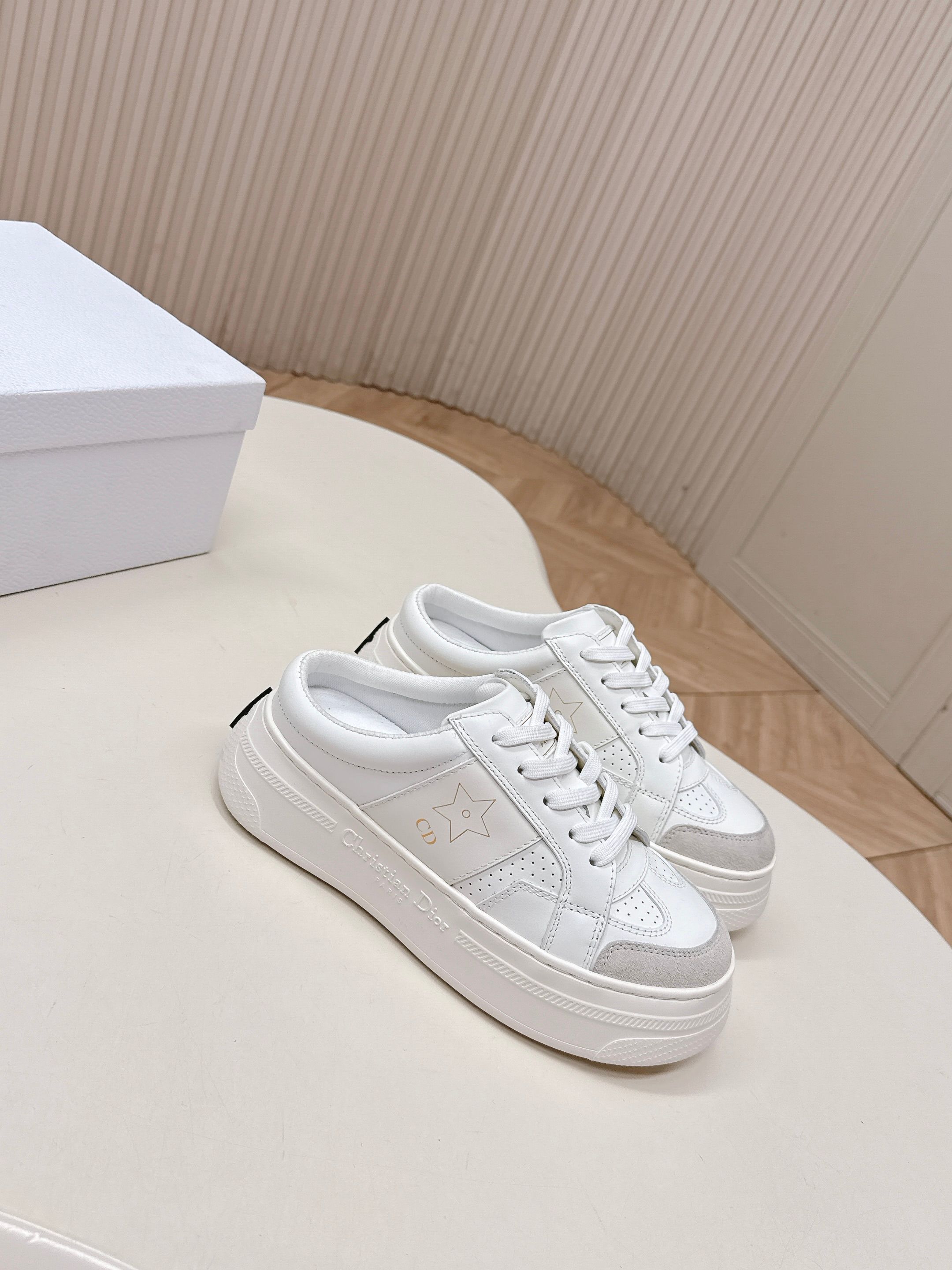 Dior Dior 迪奥 26春夏新款 星星 系列小白鞋 拖鞋半拖 高级优雅温柔随心所欲 ～ 上脚 无敌 舒服 厚底显瘦增高更彰显气质