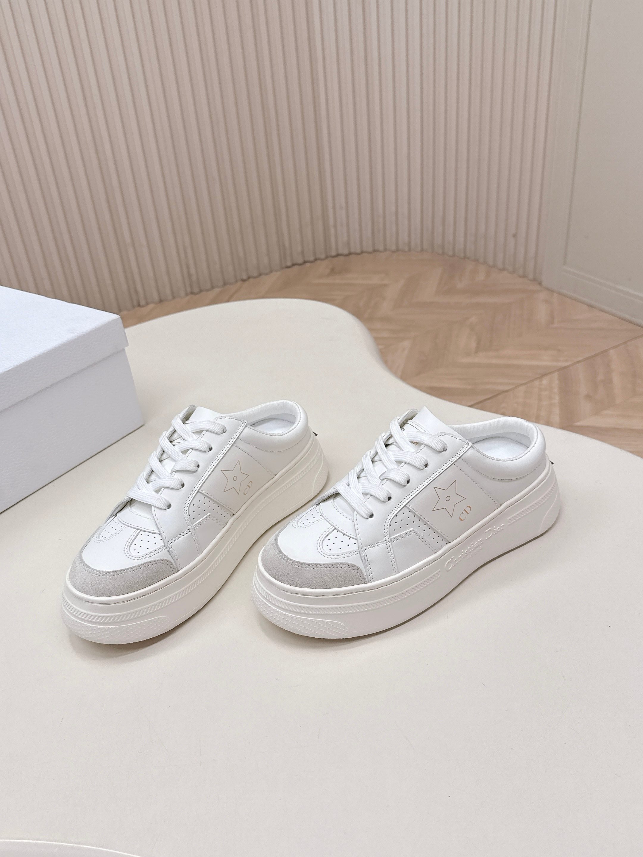 Dior Dior 迪奥 26春夏新款 星星 系列小白鞋 拖鞋半拖 高级优雅温柔随心所欲 ～ 上脚 无敌 舒服 厚底显瘦增高更彰显气质
