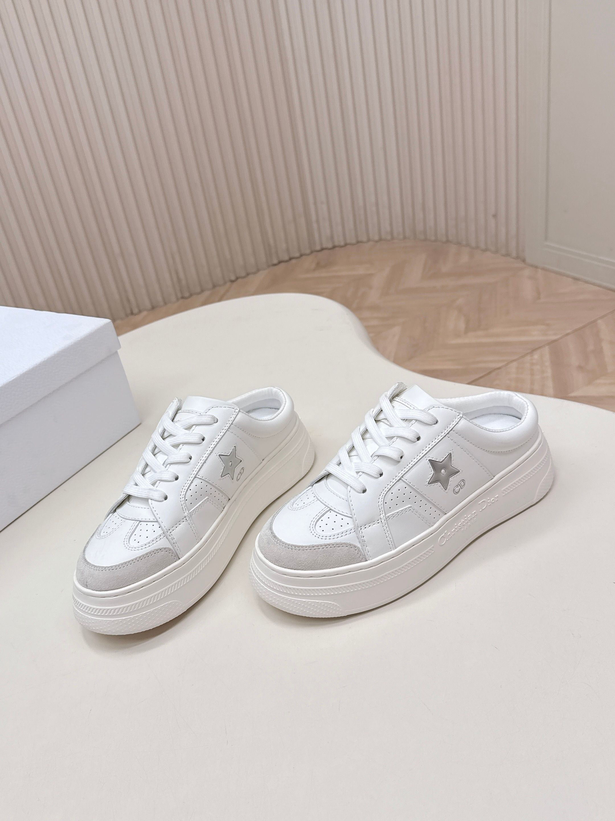Dior Dior 迪奥 26春夏新款 星星 系列小白鞋 拖鞋半拖 高级优雅温柔随心所欲 ～ 上脚 无敌 舒服 厚底显瘦增高更彰显气质