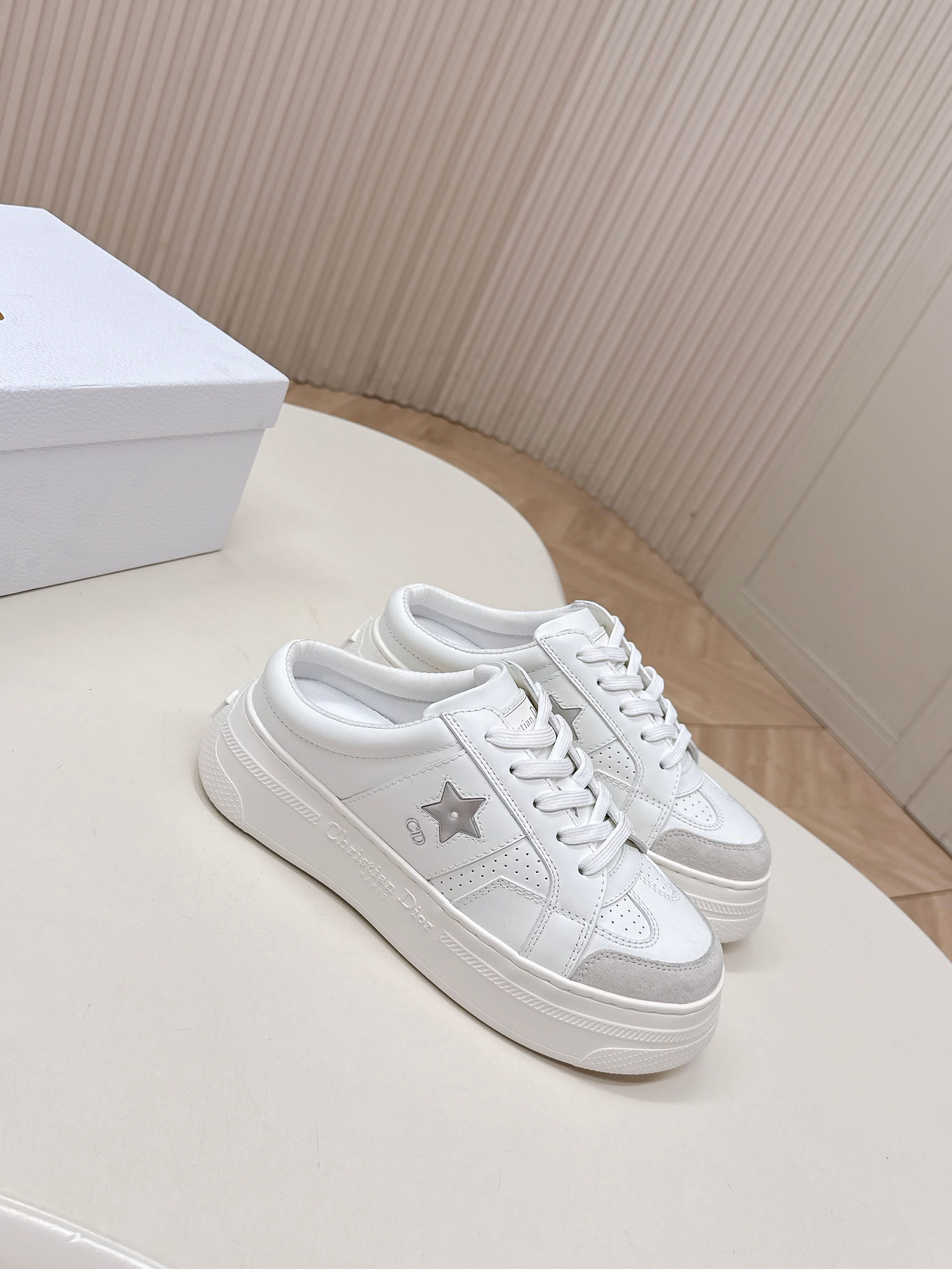 Dior Dior 迪奥 26春夏新款 星星 系列小白鞋 拖鞋半拖 高级优雅温柔随心所欲 ～ 上脚 无敌 舒服 厚底显瘦增高更彰显气质