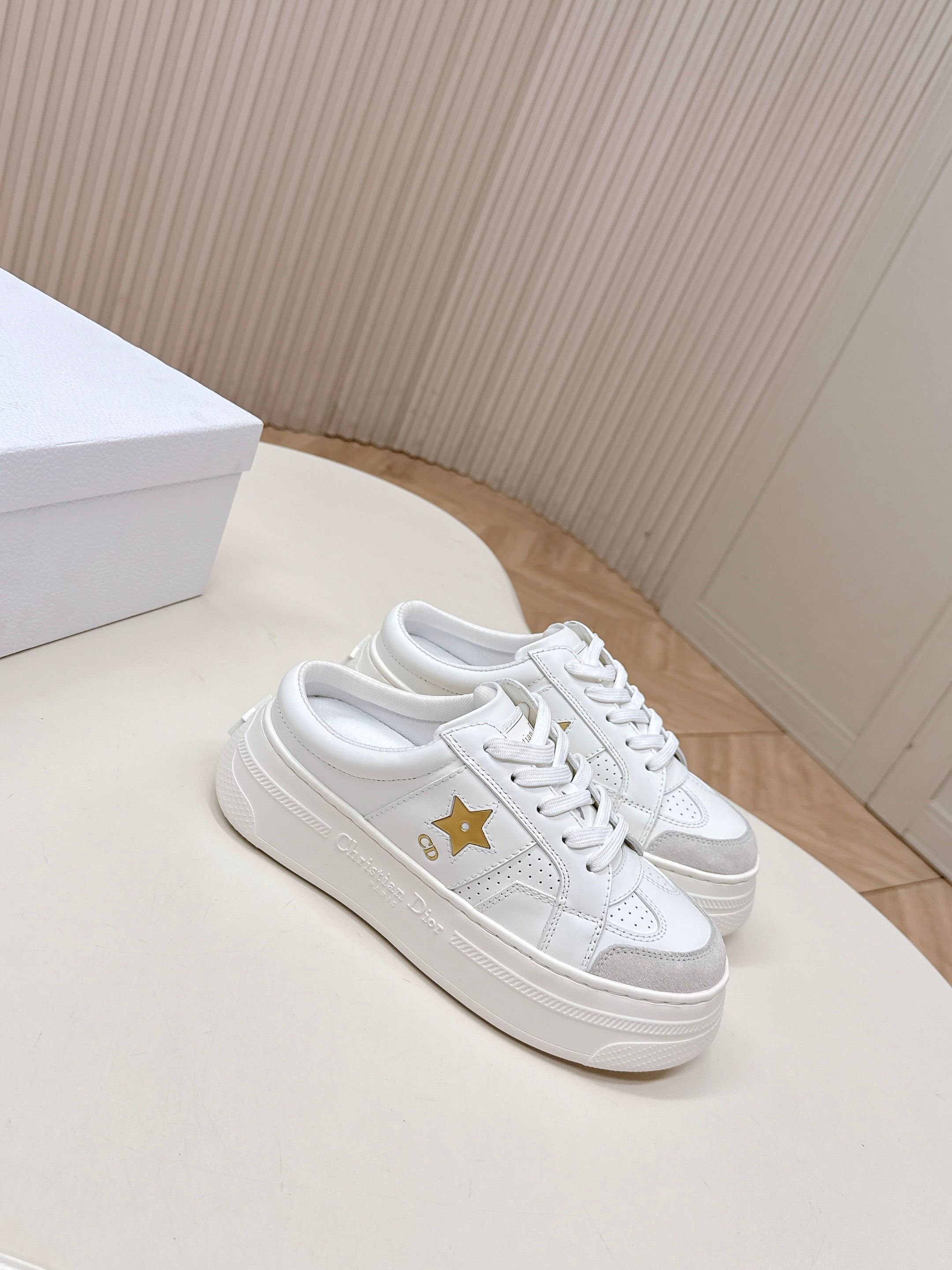 Dior Dior 迪奥 26春夏新款 星星 系列小白鞋 拖鞋半拖 高级优雅温柔随心所欲 ～ 上脚 无敌 舒服 厚底显瘦增高更彰显气质