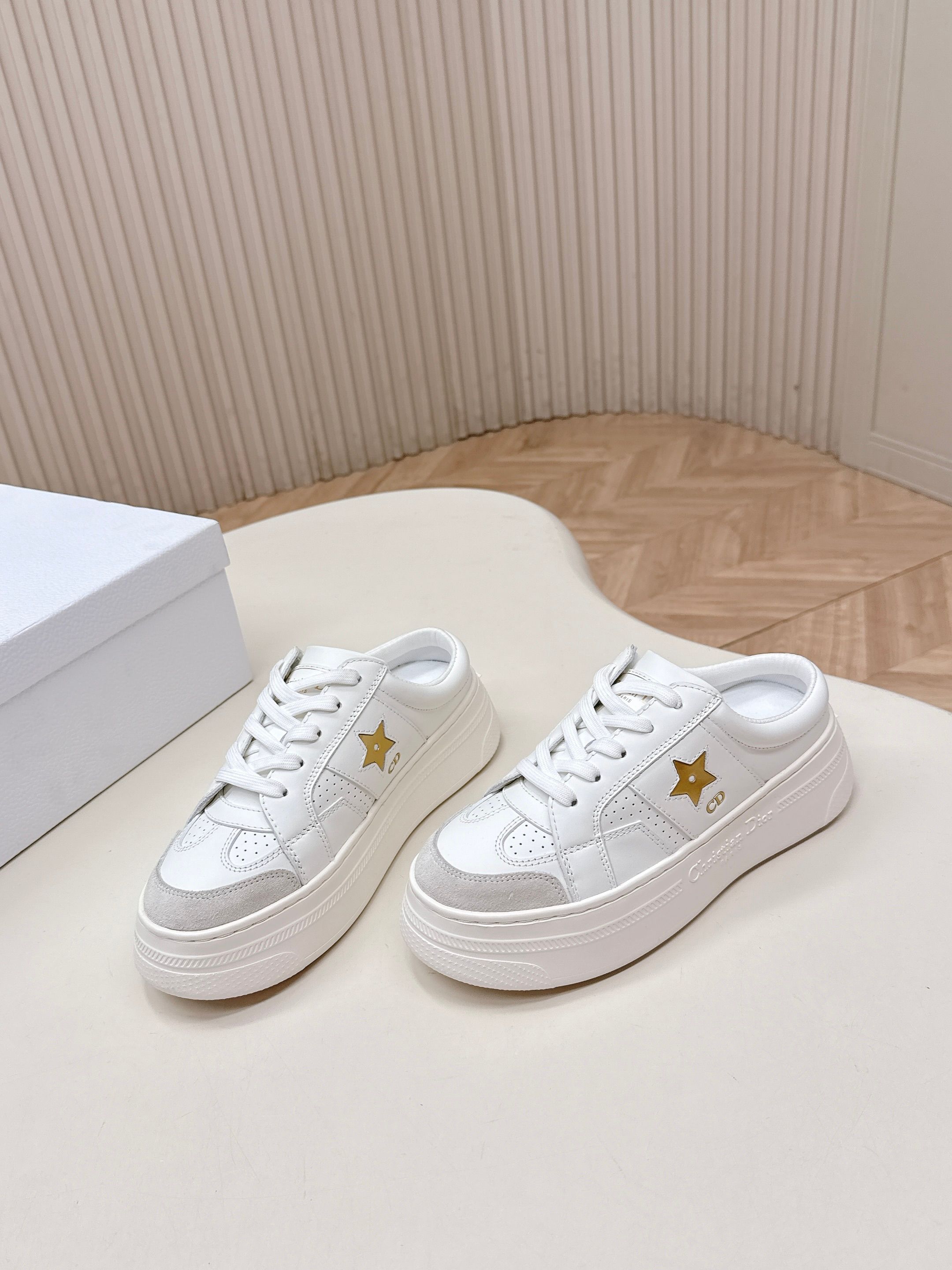 Dior Dior 迪奥 26春夏新款 星星 系列小白鞋 拖鞋半拖 高级优雅温柔随心所欲 ～ 上脚 无敌 舒服 厚底显瘦增高更彰显气质