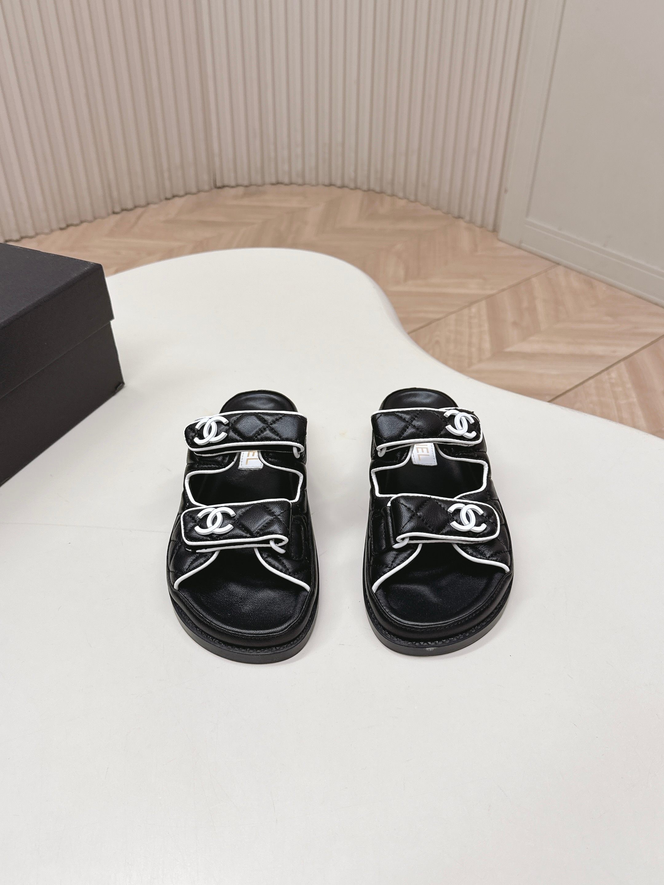 NO:783299,Slippers and sandals (high version) 2026 new colors!  CHANEL Chanel 2026 new sandals and slippers series, classic series, every style is great, diamond platform platform sandals, slippers, elegant and noble, comfortable and versatile, custom sheepskin for the upper, custom sheepskin for the feet, molded rubber outsole for the sole, size 35-40, slippers and sandals, chanel, chanel, sandals, slippers, sheepskin19860909拖鞋、凉鞋（高版本） 2026新色系！ CHANEL 香奈儿 2026新款凉鞋拖鞋系列 经典系列 每个款式都很赞 菱格松糕底沙滩凉鞋 拖鞋 优雅高贵 舒适百搭 鞋面定制羊皮 垫脚定制羊皮 鞋底开模橡胶大底 码数35-40,拖鞋凉鞋,chanel,chanel,sandals,slippers,sheepskin,Women's Shoes