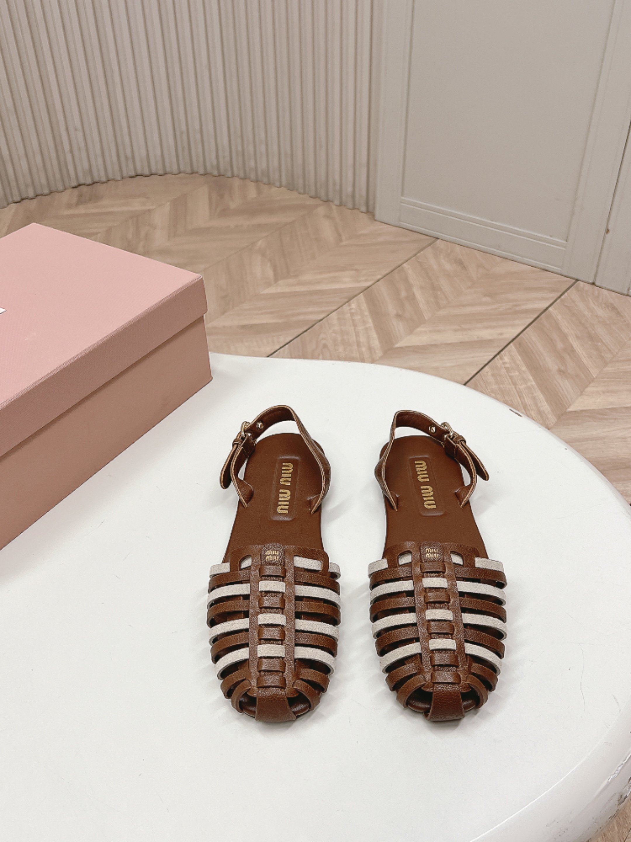 NO:786861,From MiuMiu｜Miu Miu 26ss woven hollow flat sandals. This woven hollow flat sandal has a toe design and a one-word buckle, which is simple and exquisite. The soles are soft and super comfortable for daily wear. The hollow woven is breathable and suitable for summer wear. The flat design is stable and can be easily used for commuting and leisure. The versatile attributes allow you to match it well with skirts or casual pants, and you can easily switch between multiple styles. Upper Sheepskin  Lining/foot-padded sheepskin, size 35-40, sandals, miumiu, sandals, skirts, sheepskin19860909出 MiuMiu｜缪缪26ss 编织 镂空 平底凉鞋 这款编织镂空平底凉鞋,包头设计+一字带扣,简约又精致. 鞋底柔软,日常穿着超舒适,镂空编织透气,夏天穿超合适.平底设计走路稳,通勤休闲都能轻松驾驭,百搭属性让你搭配裙装或休闲裤都很出彩,轻松切换多种风格 鞋面羊皮 内里/垫脚羊皮 码数35-40,凉鞋,miumiu,sandals,skirts,sheepskin,Women's Shoes