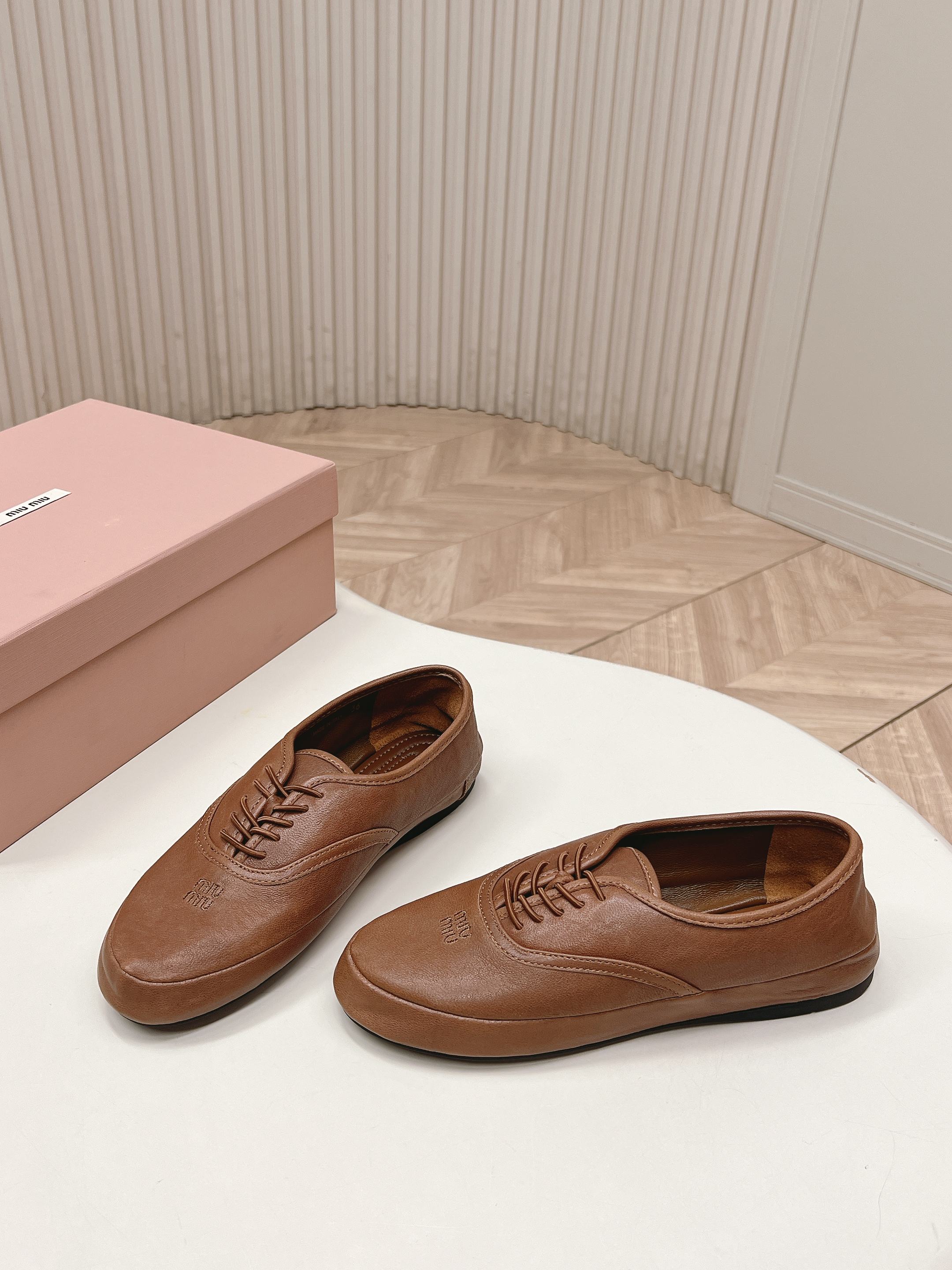 NO:786856,MiuMiu 2026ss new Mary Jane flat shoes small leather shoes. This flat shoe appeared in Miu Miu 2026 spring and summer fashion show, reinterpreting the iconic style of MiuMiu series.  The unique design reveals a feminine style. This pair of flat shoes is simply poisonous. It’s true that the more you look at it, the more you like it. From gorgeous skirts to smart and simple trousers, these ballet shoes can be controlled by everything, making themselves the highlight of the look. The fabric is customized original sheepskin, the lining is sheepskin, the sole is original rubber outsole, the size is 35-39 (40 and 41 are customized and non-returnable), Mary Jane, miumiu, mary  jane,flats,skirts,sheepskin19860909出 MiuMiu 缪缪 2026ss新款玛丽珍平底鞋单鞋小皮鞋 这款平底鞋亮相缪缪2026春夏时装秀,焕新演绎MiuMiu系列标志性的风格. 别致的设计展露柔美风情,这双平底鞋简直有毒,越看越中意真不是瞎说的.从华丽的裙装,到干练简洁的裤装.这双芭蕾舞鞋无一不能驾驭,妥妥的让自己成为造型的亮点. 面料定制原版羊皮 内里垫脚羊皮 大底原版橡胶大底 码数35-39（40、41定做不退换）,玛丽珍,miumiu,mary jane,flats,skirts,sheepskin,Women's Shoes