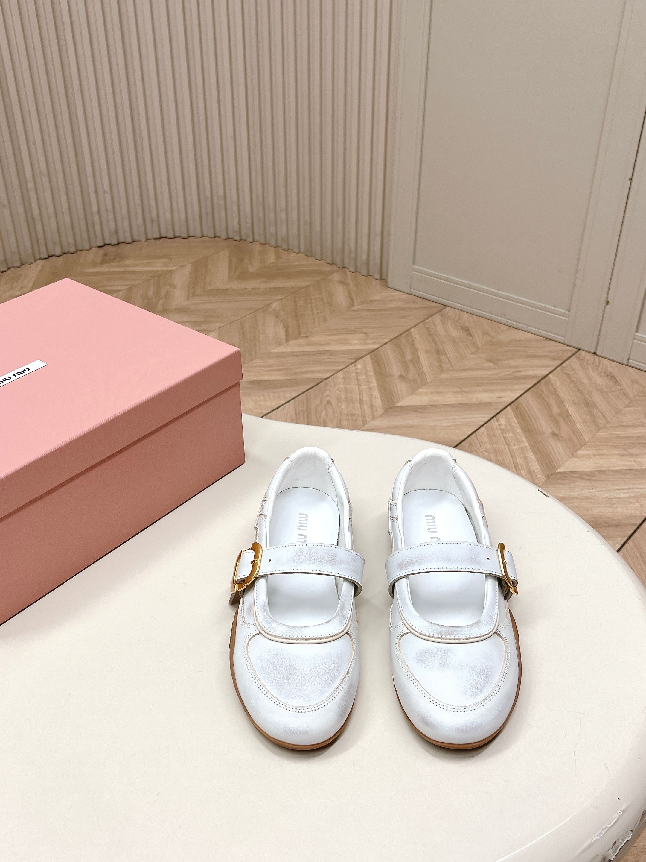 NO:786836,Out of the new upgraded version Miu Miu26ss 'old aesthetics' I like the relaxed feeling of Miu Miu. This pair of old casual shoes also has the warmth of life. The wrinkles of the leather and the reflection of the metal are just right. MiuMiu can always create a secret aesthetic realm where retro and avant-garde coexist. This pair of brown leather shoes is the treasure symbol in the secret realm. The upper is made of retro aged polished cowhide.  ZP customized breathable lining, sole private model customized outsole Size 35～40, ballet shoes, miumiu, cowhide19860909出 全新升级版本 Miu Miu26ss的“做旧美学” 喜欢 Miu Miu 那种 旧得恰到好处的松弛感. 这双做旧休闲鞋,也有那种生活里的温度 皮革的褶皱、金属的反光,都恰好 MiuMiu总能辟出一片复古与前卫共生的美学秘境.这双棕调皮革鞋履,便是秘境里的宝藏符号 鞋面采用复古做旧擦色牛皮 ZP定制透气内里 鞋底私模定制大底 Size35～40,芭蕾舞鞋,miumiu,cowhide,Women's Shoes