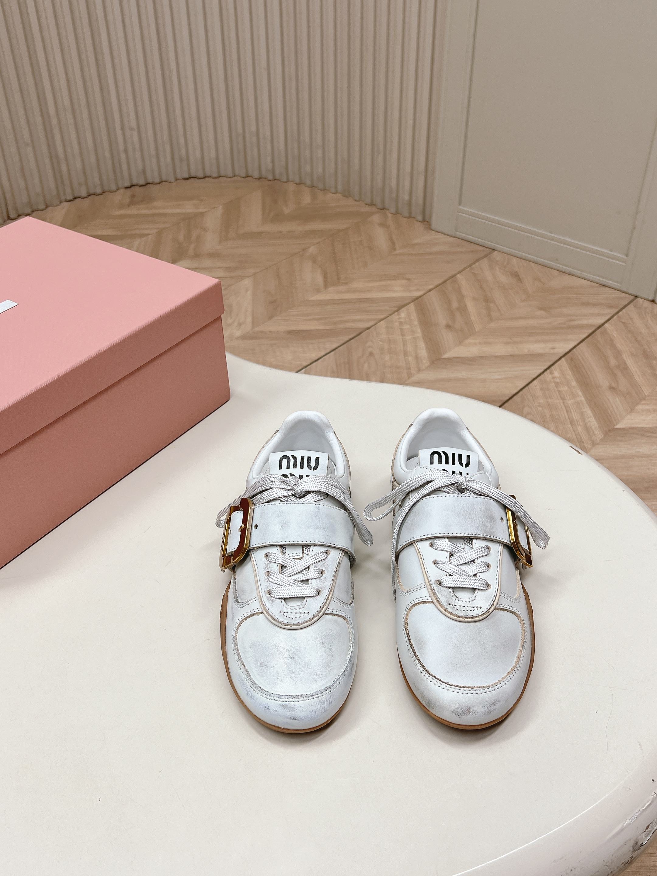 NO:786846,Out of the new upgraded version Miu Miu26ss 'old aesthetics' I like the relaxed feeling of Miu Miu. This pair of old casual shoes also has the warmth of life. The wrinkles of the leather and the reflection of the metal are just right. MiuMiu can always create a secret aesthetic realm where retro and avant-garde coexist. This pair of brown leather shoes is the treasure symbol in the secret realm. The upper is made of retro aged polished cowhide.  ZP customized breathable lining, sole private model customized outsole Size 35～40, ballet shoes, miumiu, cowhide19860909出 全新升级版本 Miu Miu26ss的“做旧美学” 喜欢 Miu Miu 那种 旧得恰到好处的松弛感. 这双做旧休闲鞋,也有那种生活里的温度 皮革的褶皱、金属的反光,都恰好 MiuMiu总能辟出一片复古与前卫共生的美学秘境.这双棕调皮革鞋履,便是秘境里的宝藏符号 鞋面采用复古做旧擦色牛皮 ZP定制透气内里 鞋底私模定制大底 Size35～40,芭蕾舞鞋,miumiu,cowhide,Women's Shoes