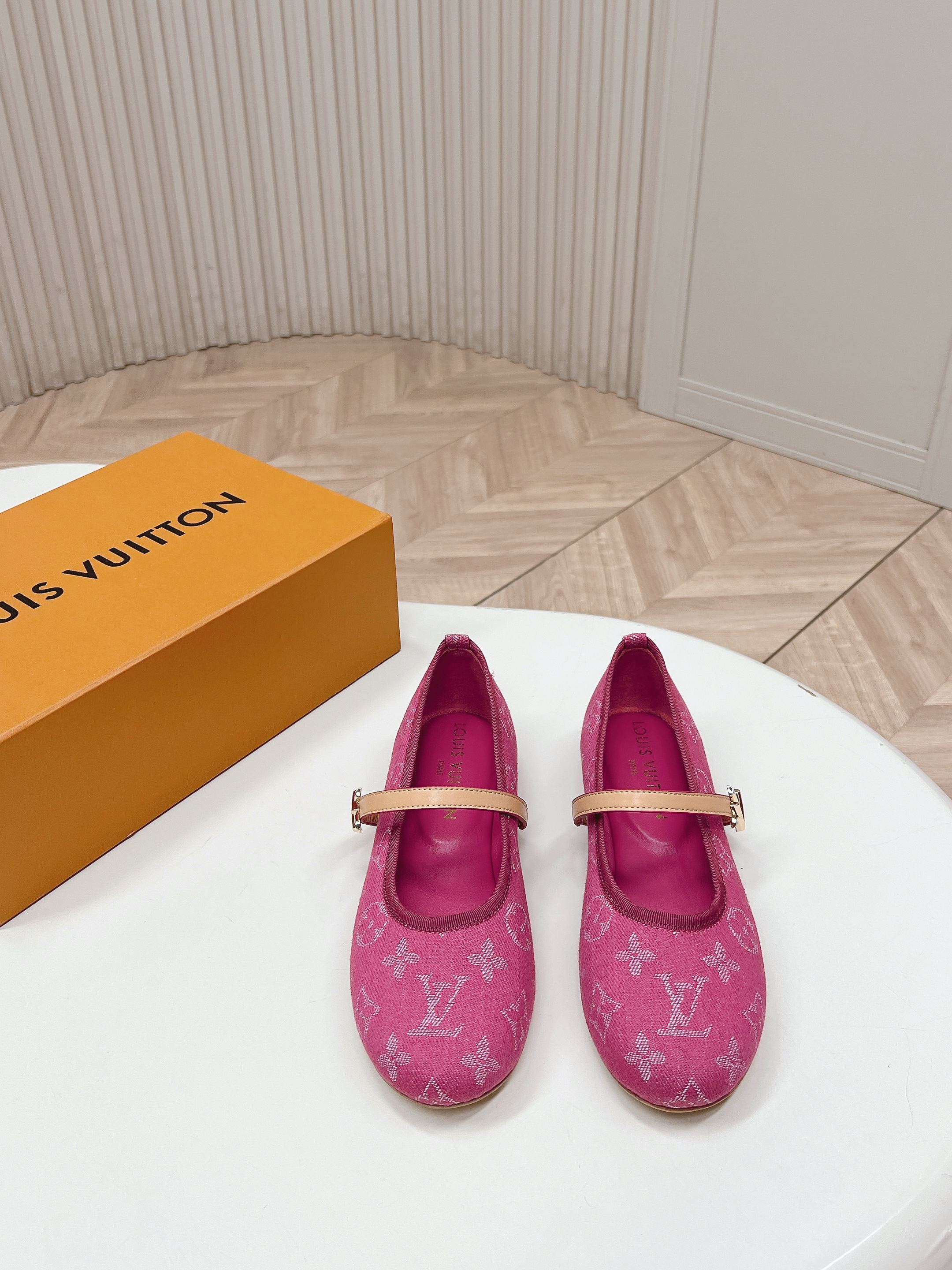 NO:786809,26 new models of LV donkey brand Mary Jane ballet shoes with versatile last shape and slim feet yyds. The shape is three-dimensional and full, comfortable on the feet and full of aura. The original leather surface and leather buckle design style are presbyopic, high-end and elegant, and the details are perfect and trendy. The uppers are made of original washed denim, sheepskin lining, and foot pads!  Leather outsole Size: 35-40 41.42, ballet shoes, louis vuitton, louis vuitton, mary jane, sheepskin, Leather soles19860909出 LV 驴牌26新款 单鞋玛丽珍芭蕾舞鞋楦型百搭瘦脚yyds.造型立体饱满,上脚舒适 气场十足,原版皮面 皮扣设计风格 老花面 高级又优雅,细节完美 炫 潮. 鞋面原版水洗牛仔布 羊皮里、垫脚！真皮大底 Size: 35-40 41.42,芭蕾舞鞋,louis vuitton,louis vuitton,mary jane,sheepskin,Leather soles,Women's Shoes