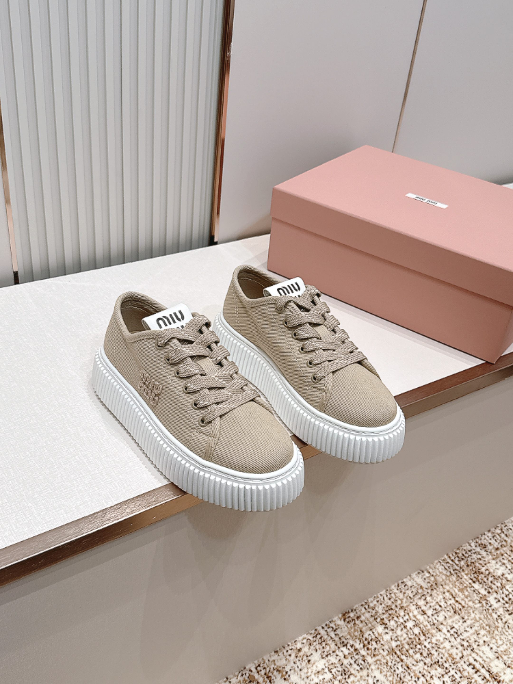 NO:814716,New color series, half drag + full top, full pairing technology, Miumiu 2026 new color, thick-soled biscuit shoes, full top single shoe, half drag, the latest catwalk model, classic upgrade, comfort and fashionability coexist. Each color combination looks good, and the design matches different style needs. Original custom-made cloth for the upper. Lining: original custom-made sheepskin lining. Original molded anti-slip outsole. Shoe size:  35-40,casual shoes/sports shoes,miumiu,sneakers,sheepskin19860909全新色系 半拖+满帮 出 全对版工艺  Miumiu 2026新色 厚底饼干鞋 满帮单鞋半拖最新走秀款,经典升级 舒适度与时髦度并存 每个颜色搭配都好看,设计搭配不同风格需求 鞋面原版定制布 内里: 原版定制羊皮内里 大底原版开模防滑大底 鞋码: 35-40,休闲鞋/运动鞋,miumiu,sneakers,sheepskin,Women's Shoes
