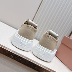 全新色系 半拖+满帮 全对版工艺 Miumiu 2026新色 厚底饼干鞋 满帮单鞋半拖最新走秀款,经 全新色系 半拖+满帮 全对版工艺 Miumiu 2026新色 厚底饼干鞋 满帮单鞋半拖最新走秀款,经