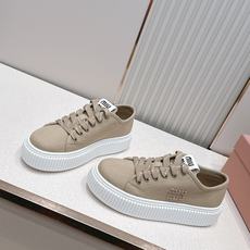 全新色系 半拖+满帮 全对版工艺 Miumiu 2026新色 厚底饼干鞋 满帮单鞋半拖最新走秀款,经 全新色系 半拖+满帮 全对版工艺 Miumiu 2026新色 厚底饼干鞋 满帮单鞋半拖最新走秀款,经