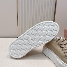 全新色系 半拖+满帮 全对版工艺 Miumiu 2026新色 厚底饼干鞋 满帮单鞋半拖最新走秀款,经 全新色系 半拖+满帮 全对版工艺 Miumiu 2026新色 厚底饼干鞋 满帮单鞋半拖最新走秀款,经
