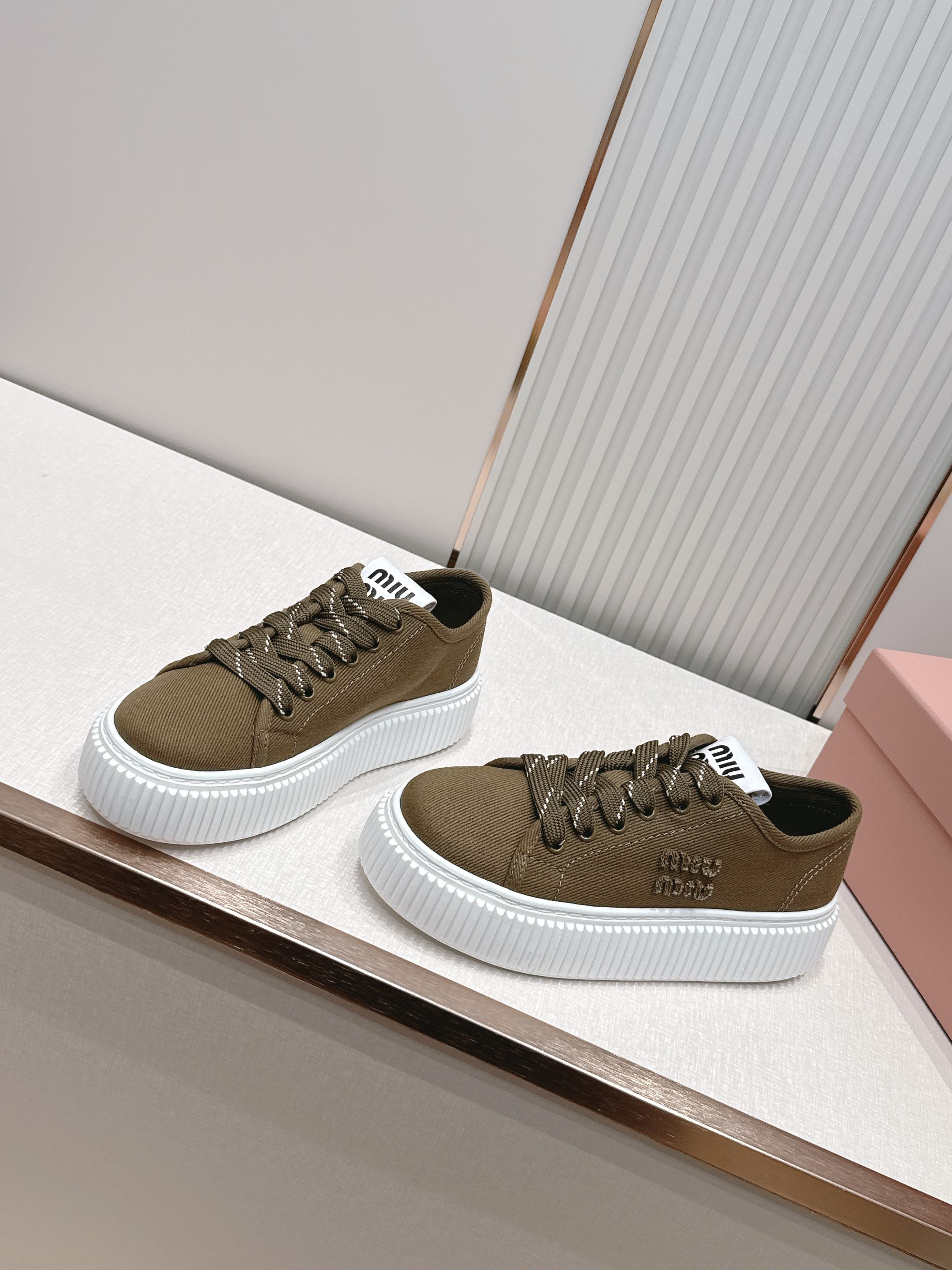 全新色系 半拖+满帮  全对版工艺  Miumiu 2026新色 厚底饼干鞋 满帮单鞋半拖最新走秀款，经