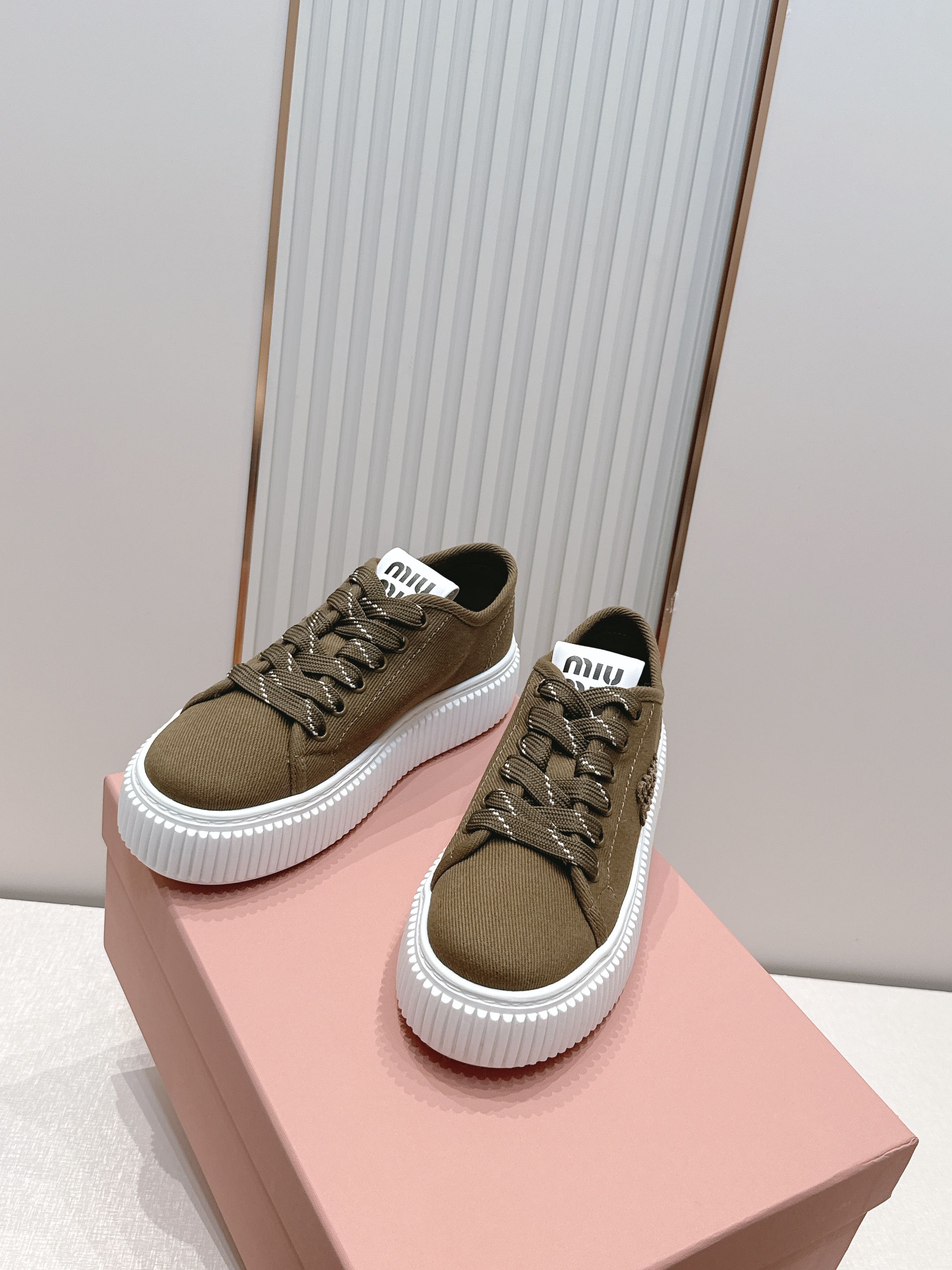 全新色系 半拖+满帮  全对版工艺  Miumiu 2026新色 厚底饼干鞋 满帮单鞋半拖最新走秀款，经