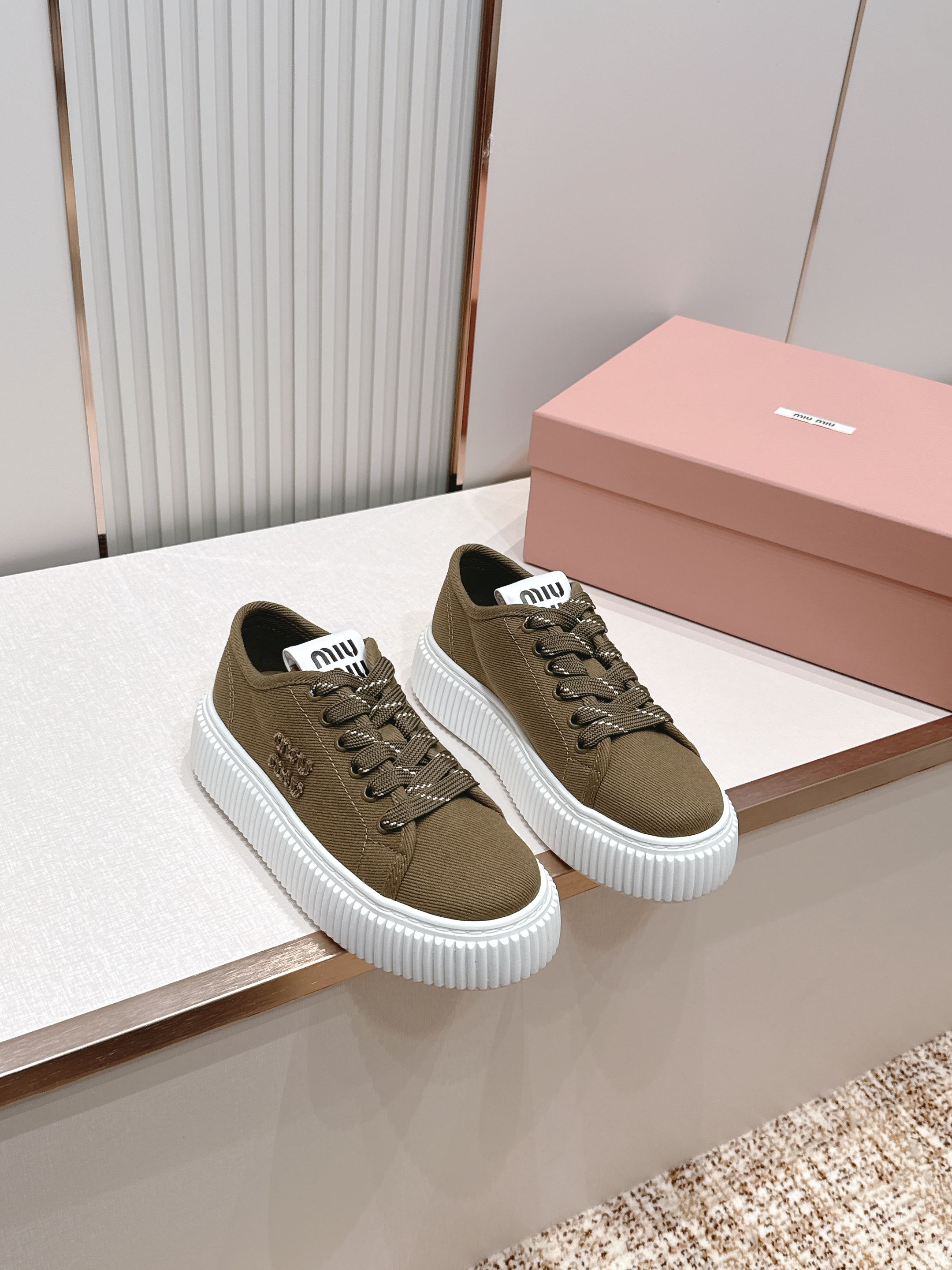 NO:814619,New color series, half drag + full top, full pairing technology, Miumiu 2026 new color, thick-soled biscuit shoes, full top single shoe, half drag, the latest catwalk model, classic upgrade, comfort and fashionability coexist. Each color combination looks good, and the design matches different style needs. Original custom-made cloth for the upper. Lining: original custom-made sheepskin lining. Original molded anti-slip outsole. Shoe size:  35-40,casual shoes/sports shoes,miumiu,sneakers,sheepskin19860909全新色系 半拖+满帮 出 全对版工艺  Miumiu 2026新色 厚底饼干鞋 满帮单鞋半拖最新走秀款,经典升级 舒适度与时髦度并存 每个颜色搭配都好看,设计搭配不同风格需求 鞋面原版定制布 内里: 原版定制羊皮内里 大底原版开模防滑大底 鞋码: 35-40,休闲鞋/运动鞋,miumiu,sneakers,sheepskin,Women's Shoes