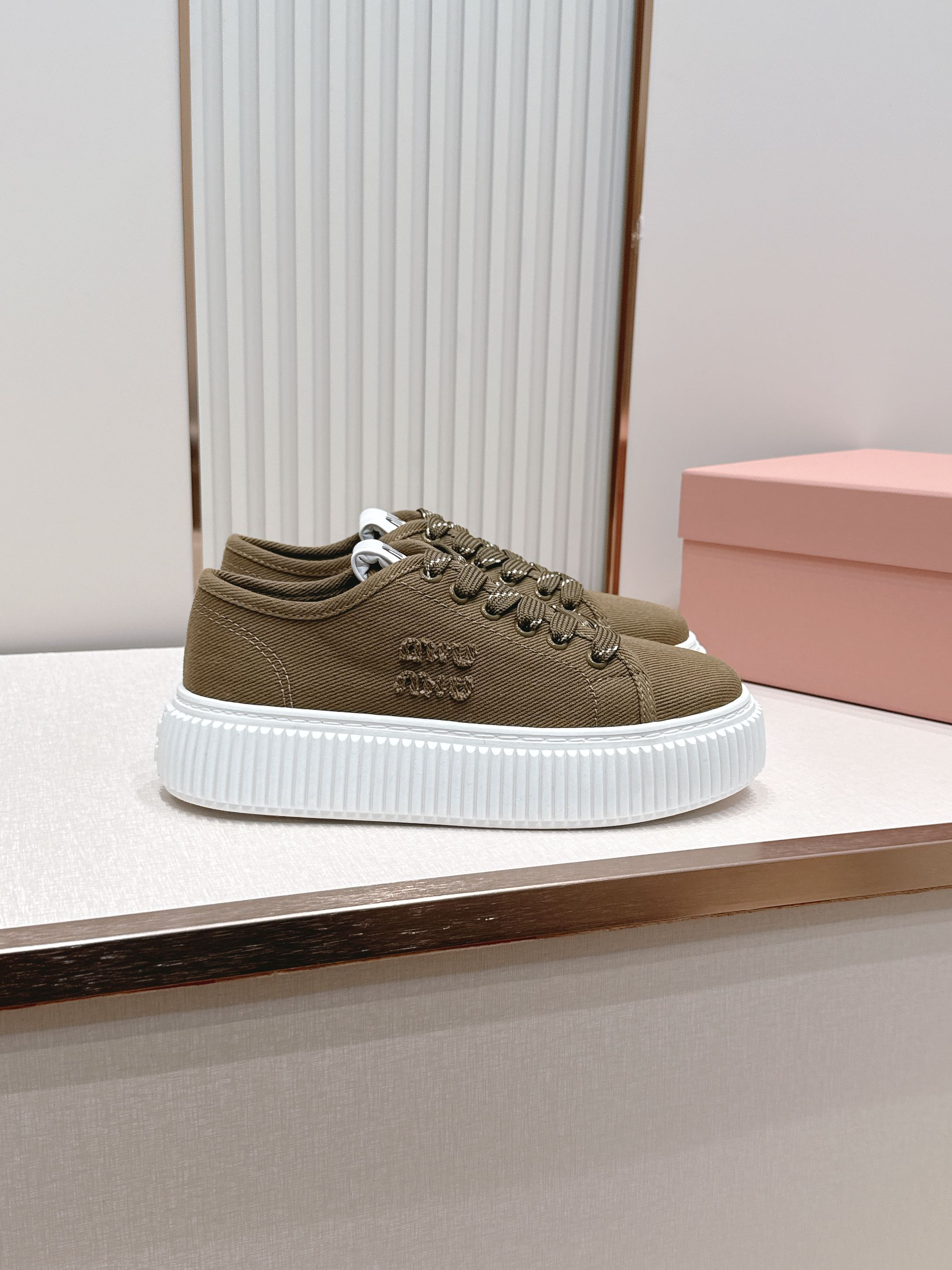 全新色系 半拖+满帮  全对版工艺  Miumiu 2026新色 厚底饼干鞋 满帮单鞋半拖最新走秀款，经