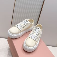 全新色系 半拖+满帮 全对版工艺 Miumiu 2026新色 厚底饼干鞋 满帮单鞋半拖最新走秀款,经 全新色系 半拖+满帮 全对版工艺 Miumiu 2026新色 厚底饼干鞋 满帮单鞋半拖最新走秀款,经