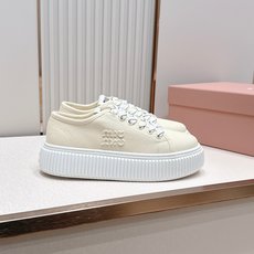 全新色系 半拖+满帮 全对版工艺 Miumiu 2026新色 厚底饼干鞋 满帮单鞋半拖最新走秀款,经 全新色系 半拖+满帮 全对版工艺 Miumiu 2026新色 厚底饼干鞋 满帮单鞋半拖最新走秀款,经