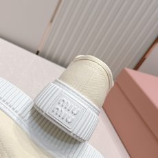 全新色系 半拖+满帮 全对版工艺 Miumiu 2026新色 厚底饼干鞋 满帮单鞋半拖最新走秀款,经 全新色系 半拖+满帮 全对版工艺 Miumiu 2026新色 厚底饼干鞋 满帮单鞋半拖最新走秀款,经
