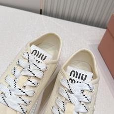 全新色系 半拖+满帮 全对版工艺 Miumiu 2026新色 厚底饼干鞋 满帮单鞋半拖最新走秀款,经 全新色系 半拖+满帮 全对版工艺 Miumiu 2026新色 厚底饼干鞋 满帮单鞋半拖最新走秀款,经