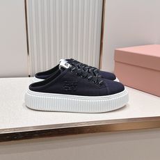 全新色系 半拖+满帮 全对版工艺 Miumiu 2026新色 厚底饼干鞋 满帮单鞋半拖最新走秀款,经 全新色系 半拖+满帮 全对版工艺 Miumiu 2026新色 厚底饼干鞋 满帮单鞋半拖最新走秀款,经