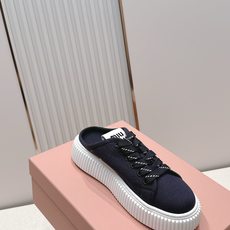 全新色系 半拖+满帮 全对版工艺 Miumiu 2026新色 厚底饼干鞋 满帮单鞋半拖最新走秀款,经 全新色系 半拖+满帮 全对版工艺 Miumiu 2026新色 厚底饼干鞋 满帮单鞋半拖最新走秀款,经