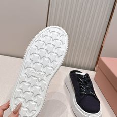 全新色系 半拖+满帮 全对版工艺 Miumiu 2026新色 厚底饼干鞋 满帮单鞋半拖最新走秀款,经 全新色系 半拖+满帮 全对版工艺 Miumiu 2026新色 厚底饼干鞋 满帮单鞋半拖最新走秀款,经