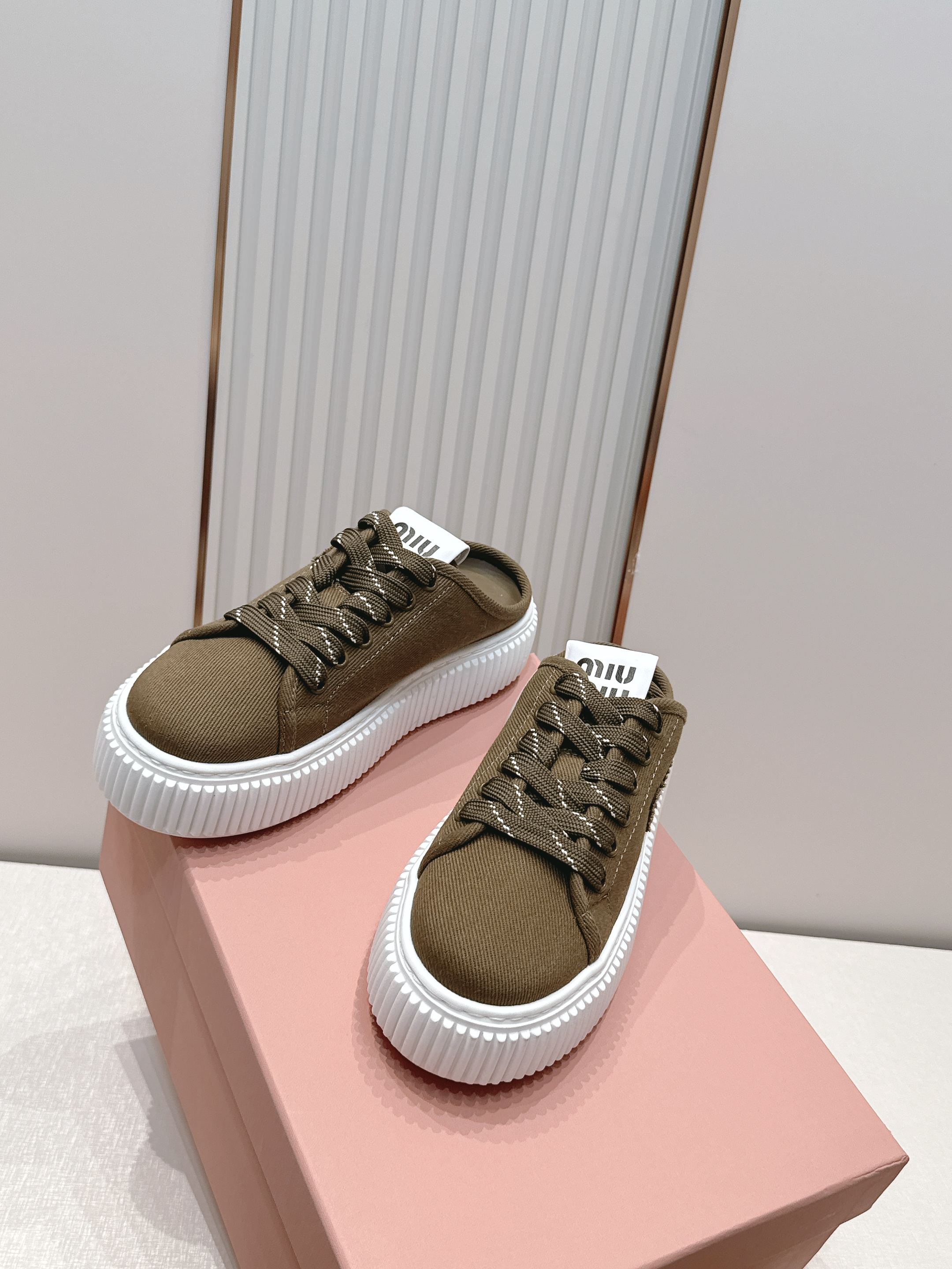 全新色系 半拖+满帮  全对版工艺  Miumiu 2026新色 厚底饼干鞋 满帮单鞋半拖最新走秀款，经