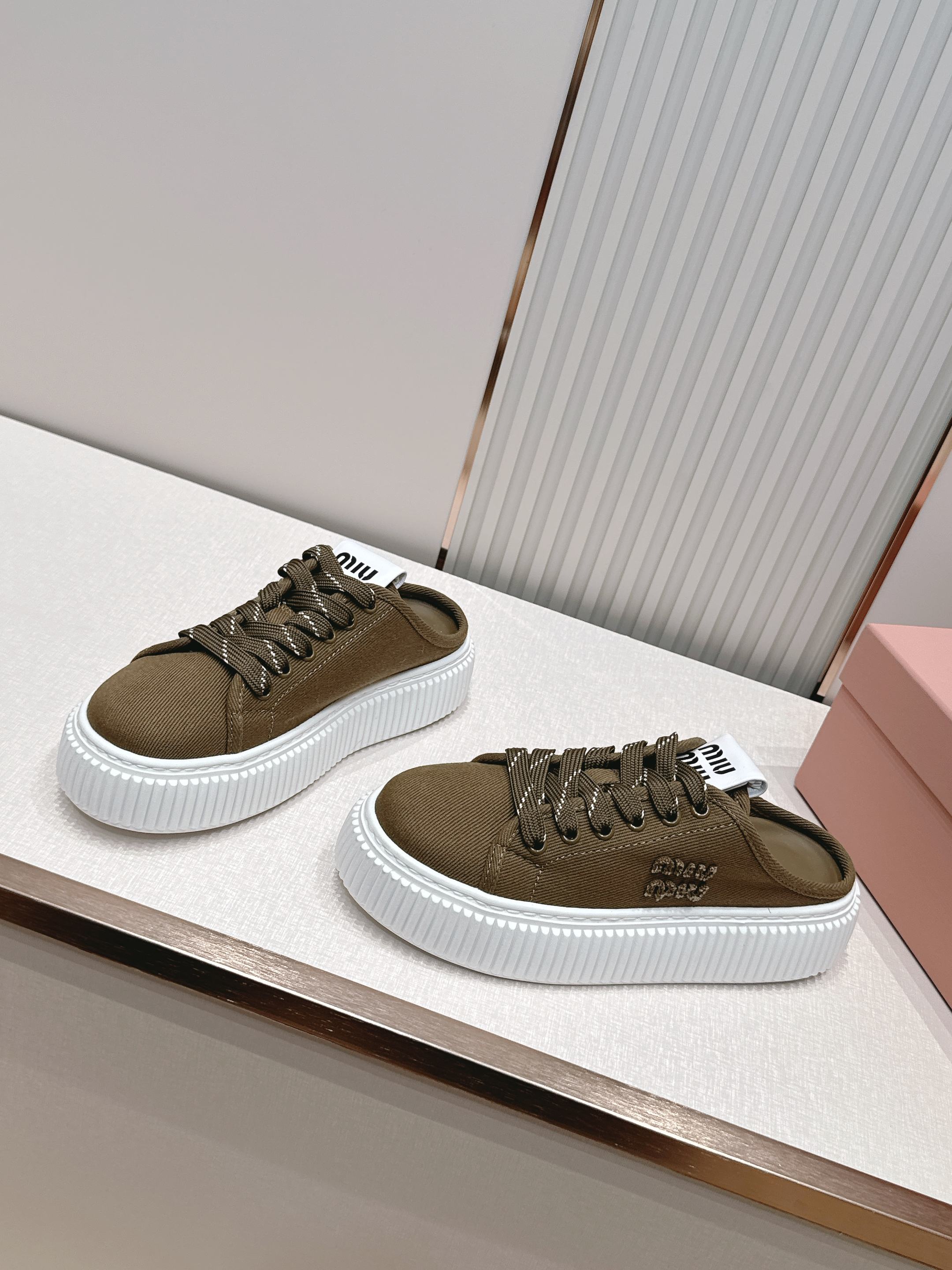 全新色系 半拖+满帮  全对版工艺  Miumiu 2026新色 厚底饼干鞋 满帮单鞋半拖最新走秀款，经