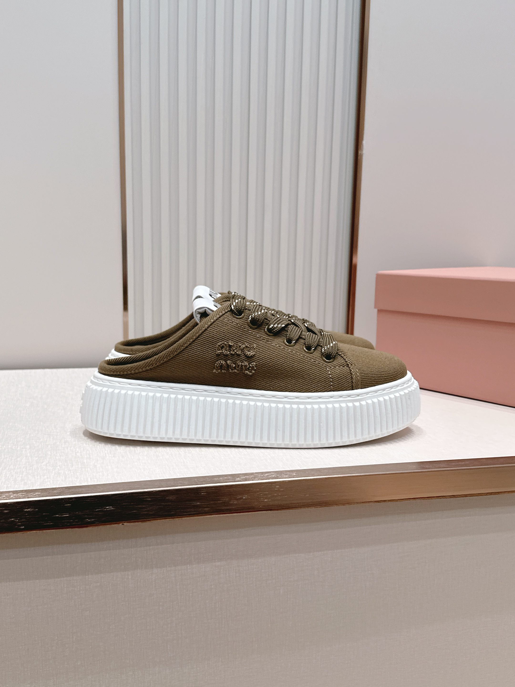 全新色系 半拖+满帮  全对版工艺  Miumiu 2026新色 厚底饼干鞋 满帮单鞋半拖最新走秀款，经