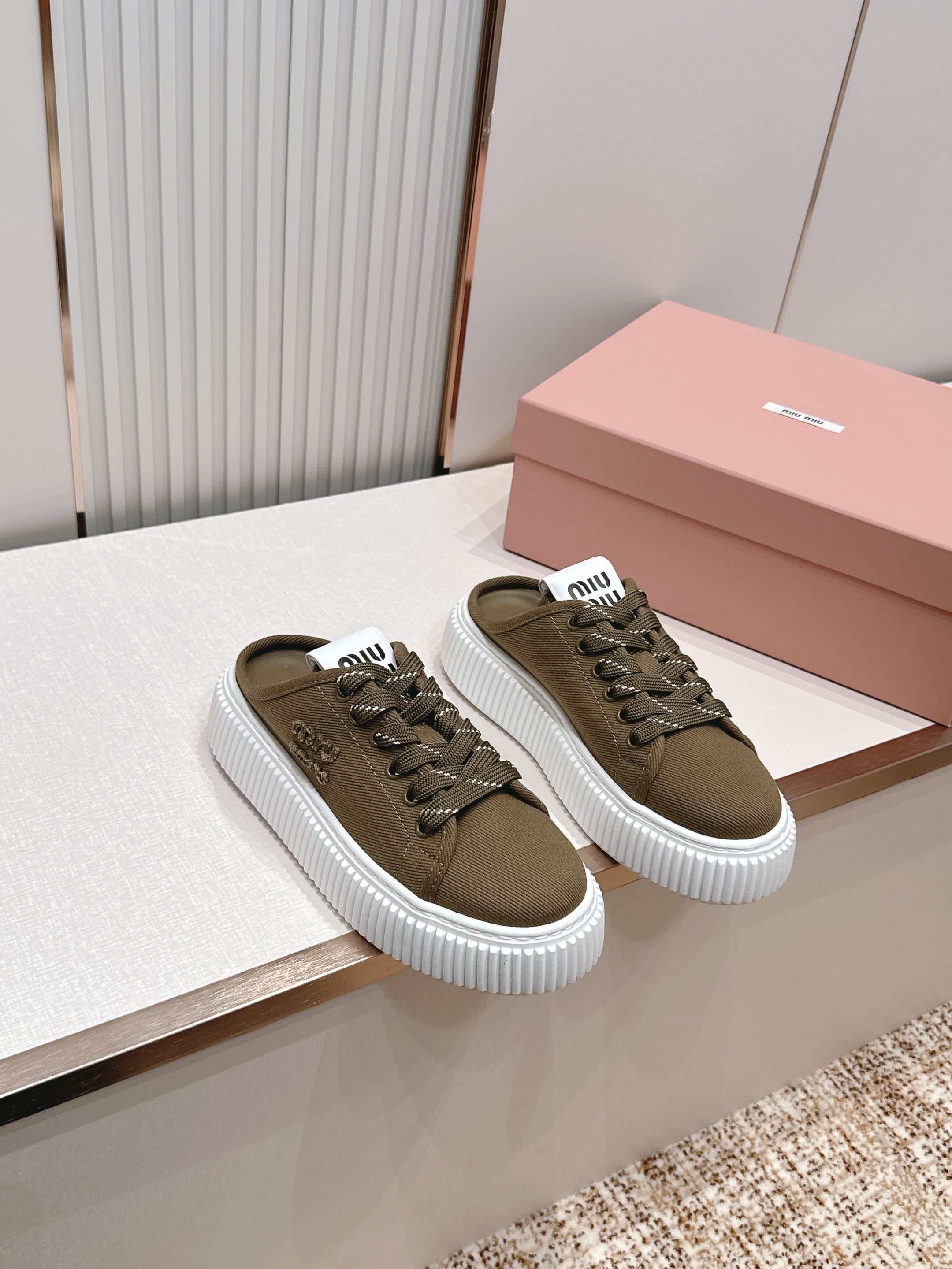 全新色系 半拖+满帮  全对版工艺  Miumiu 2026新色 厚底饼干鞋 满帮单鞋半拖最新走秀款，经