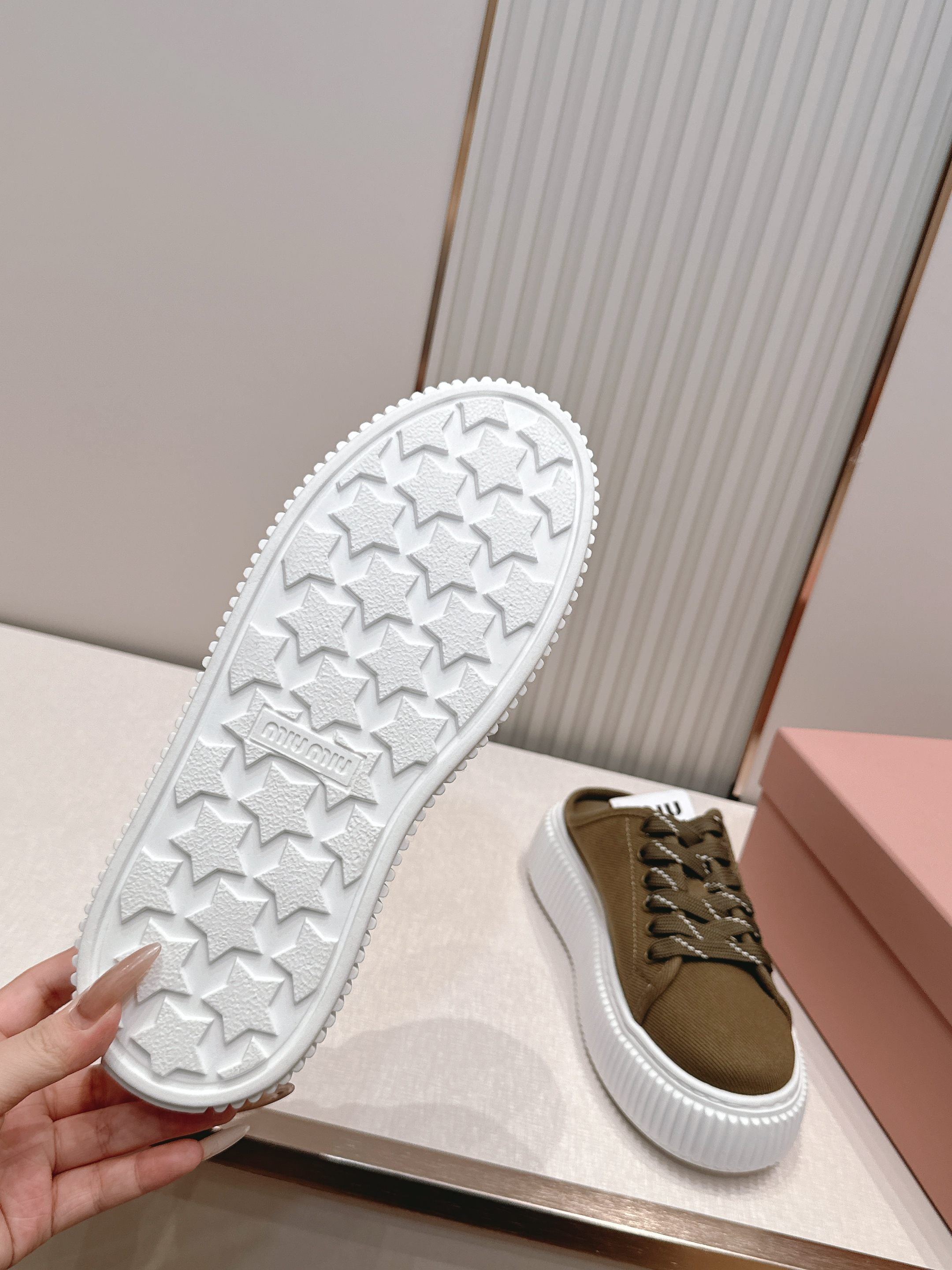 全新色系 半拖+满帮  全对版工艺  Miumiu 2026新色 厚底饼干鞋 满帮单鞋半拖最新走秀款，经