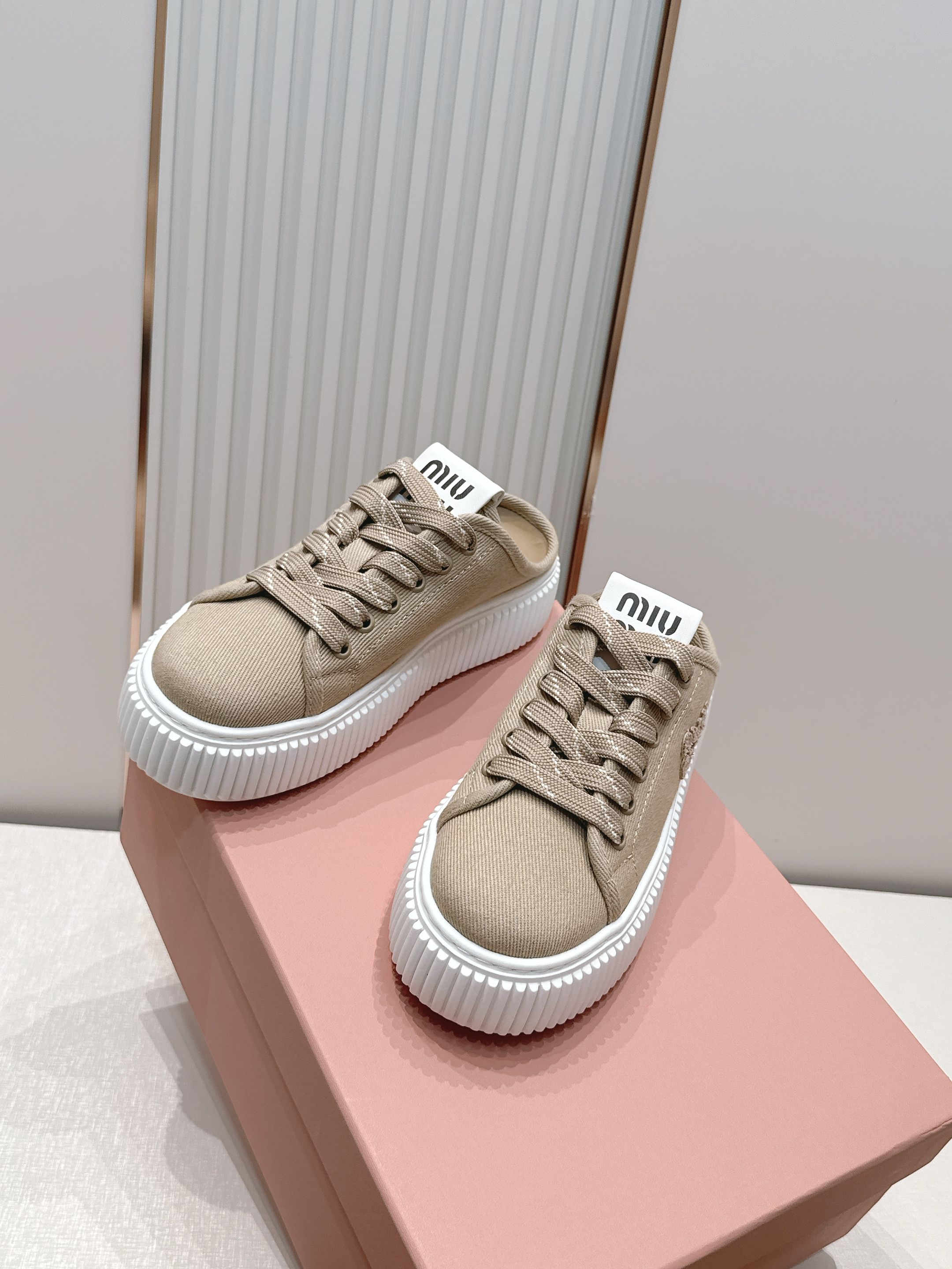 全新色系 半拖+满帮  全对版工艺  Miumiu 2026新色 厚底饼干鞋 满帮单鞋半拖最新走秀款，经