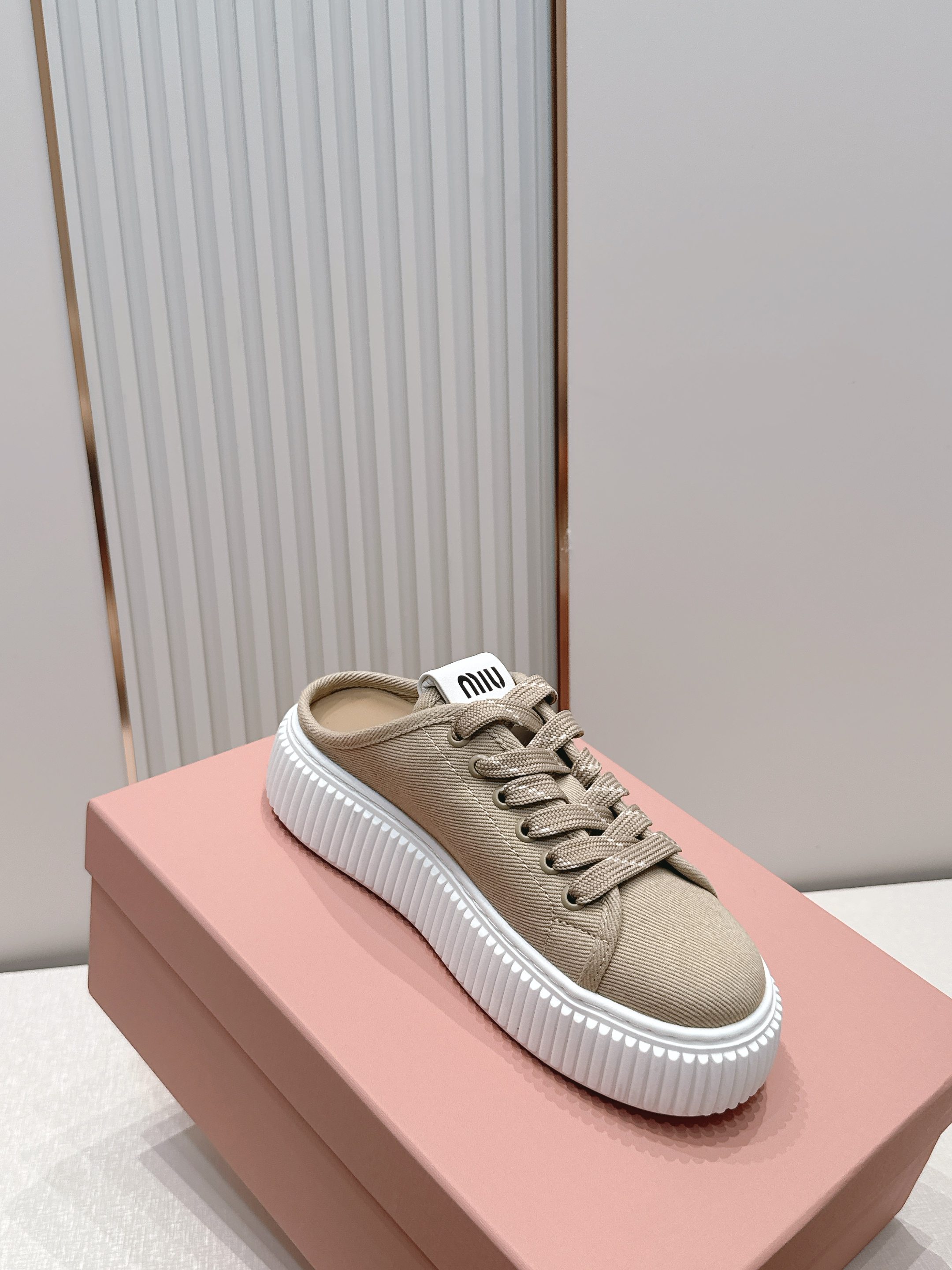 全新色系 半拖+满帮  全对版工艺  Miumiu 2026新色 厚底饼干鞋 满帮单鞋半拖最新走秀款，经