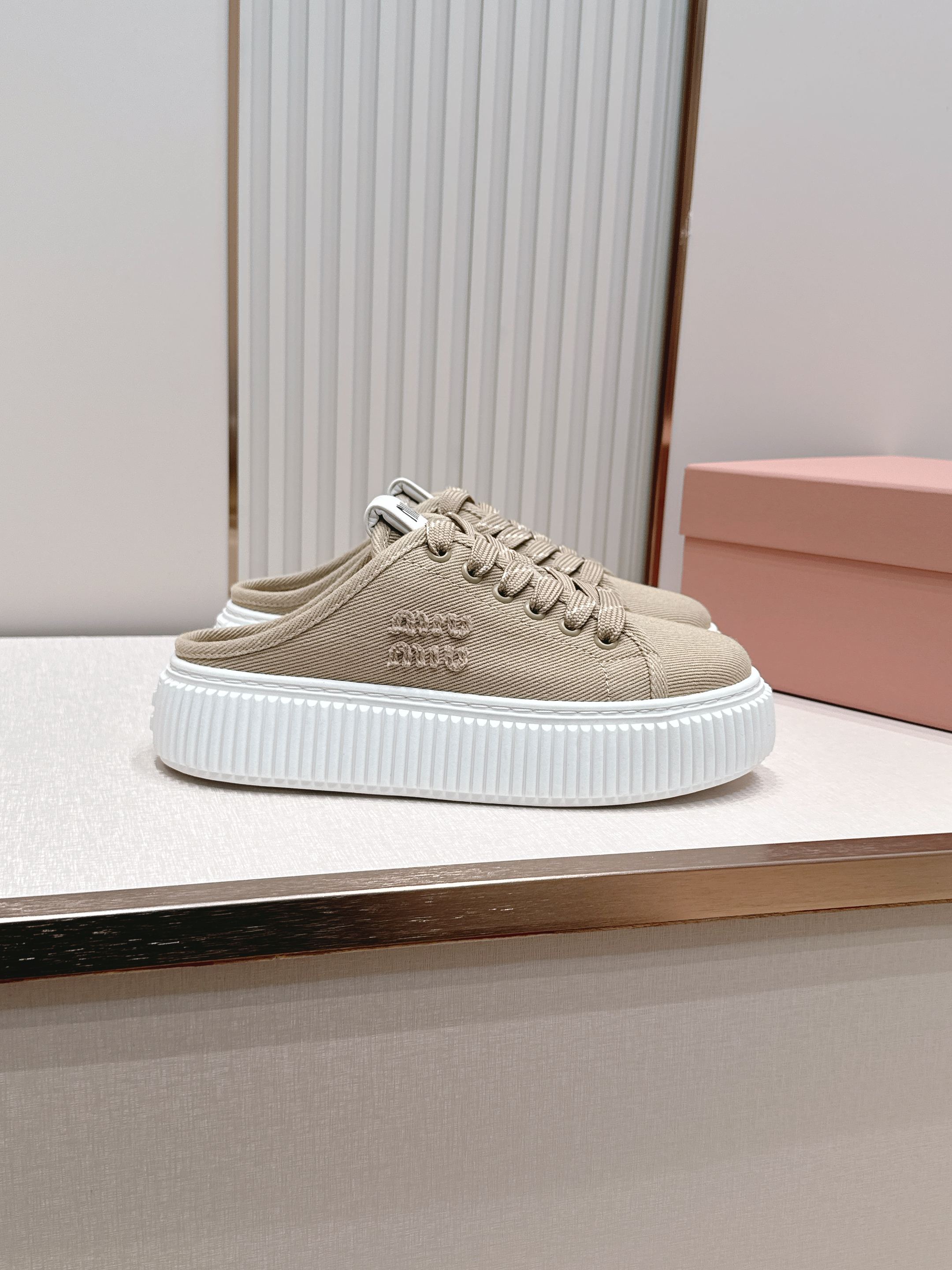 全新色系 半拖+满帮  全对版工艺  Miumiu 2026新色 厚底饼干鞋 满帮单鞋半拖最新走秀款，经