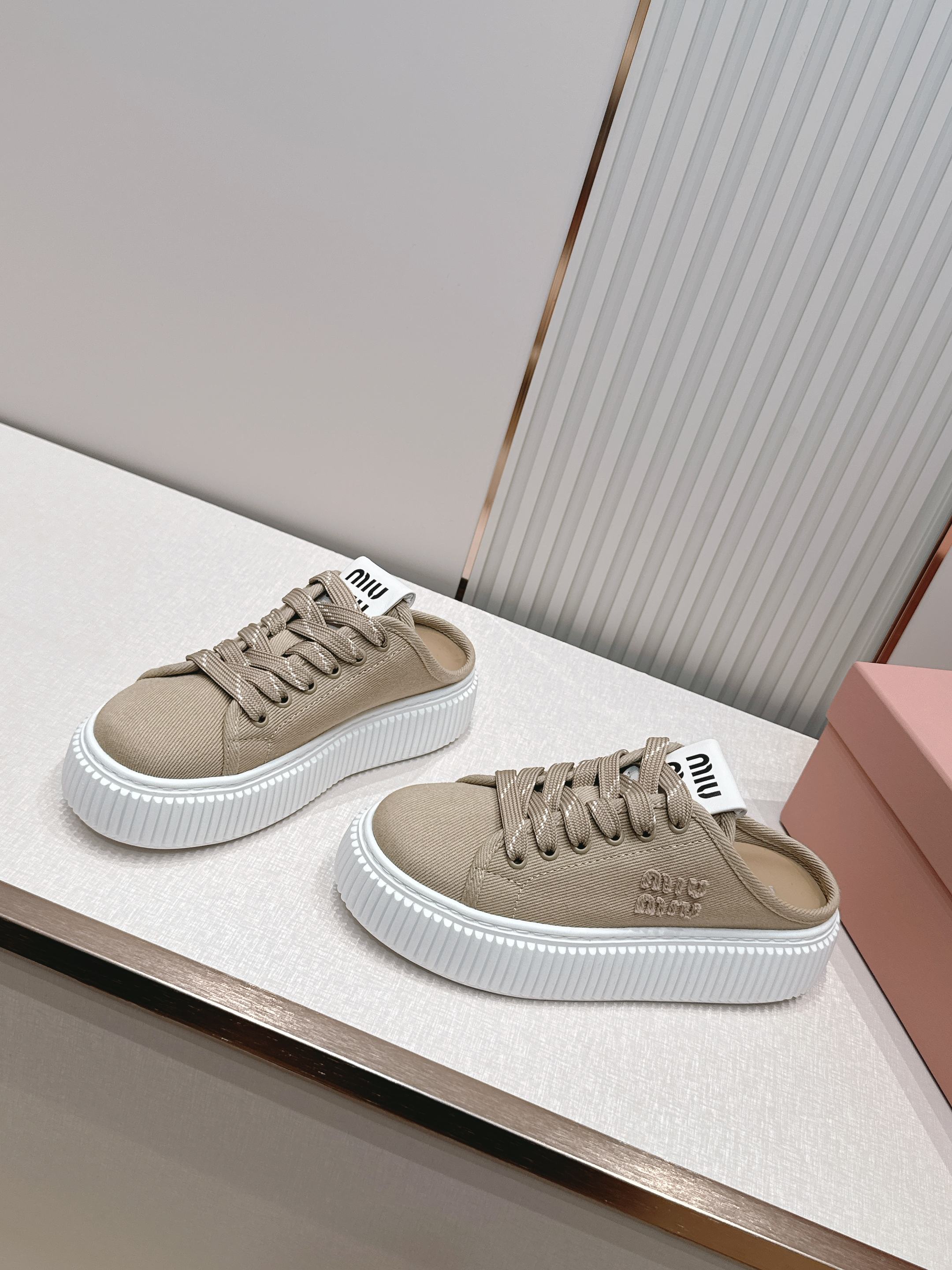 全新色系 半拖+满帮  全对版工艺  Miumiu 2026新色 厚底饼干鞋 满帮单鞋半拖最新走秀款，经