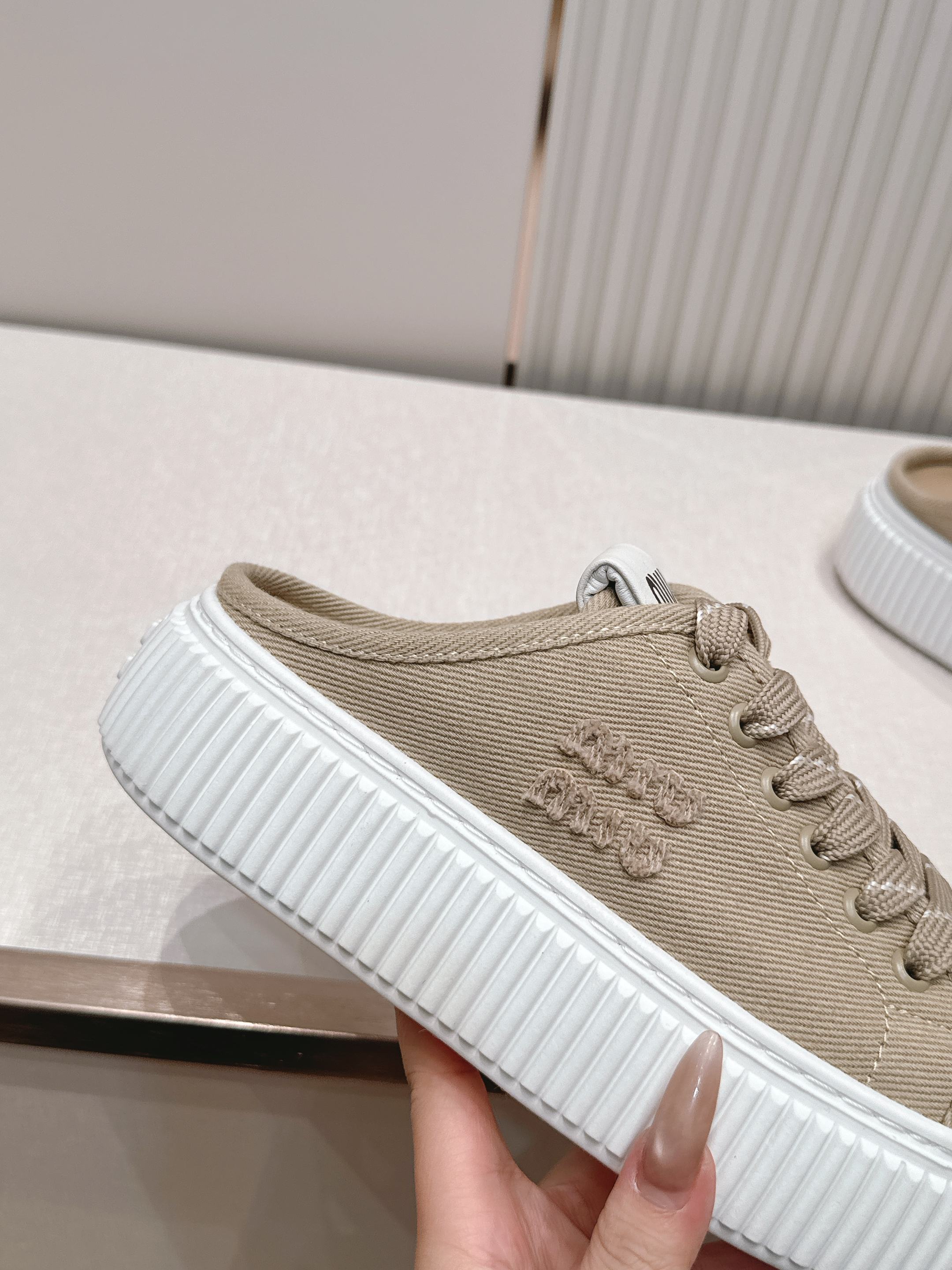 全新色系 半拖+满帮  全对版工艺  Miumiu 2026新色 厚底饼干鞋 满帮单鞋半拖最新走秀款，经